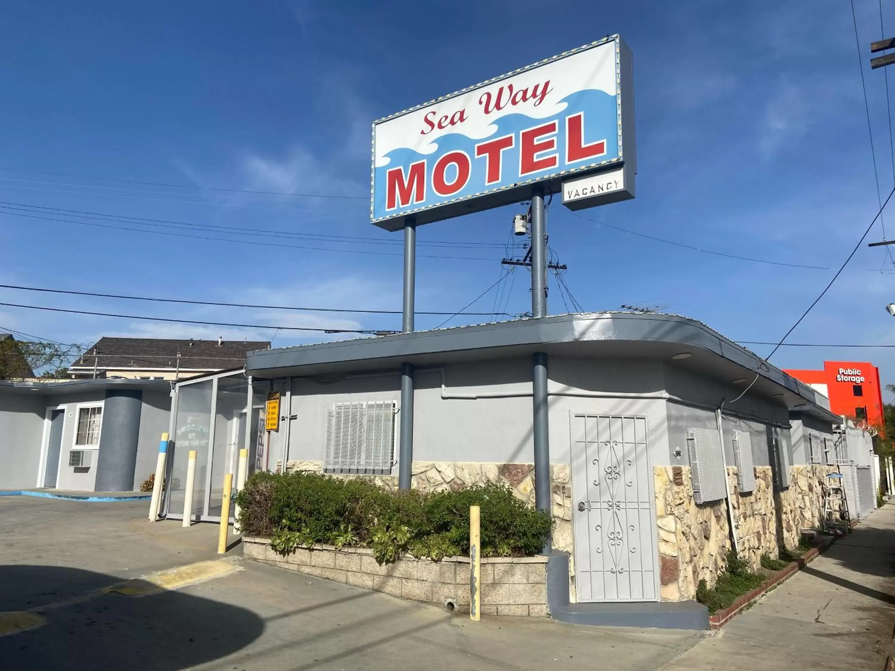 Facade/entrance in Seaway Motel