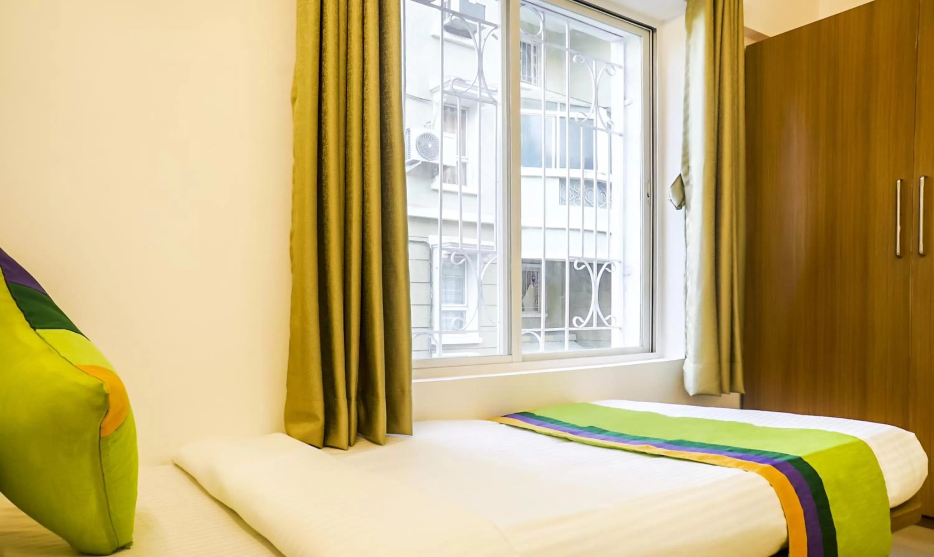 Bed in Treebo Luxe Suite, Shivaji Nagar