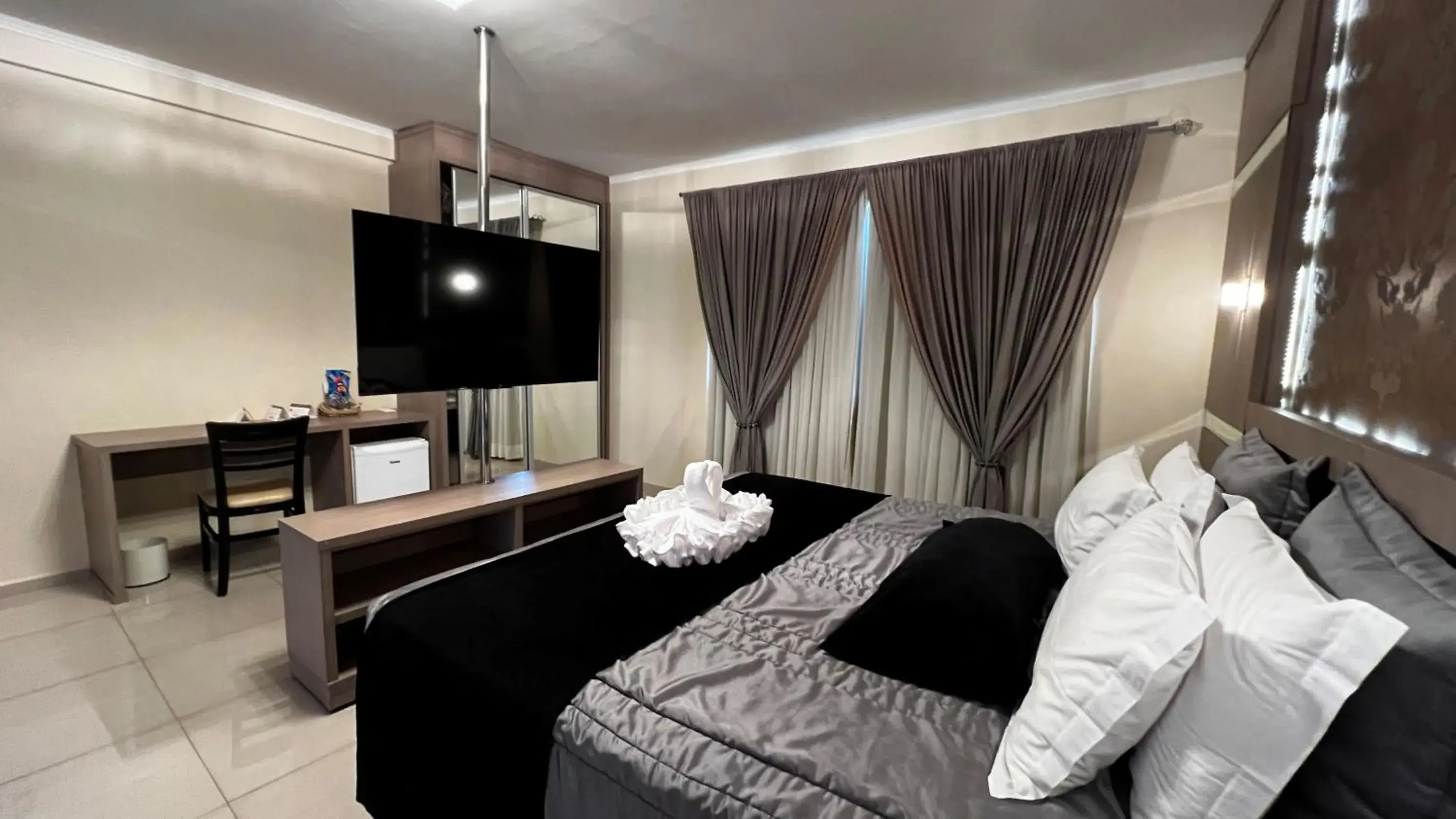 Bedroom, TV/Entertainment Center in Pietro Angelo Hotel