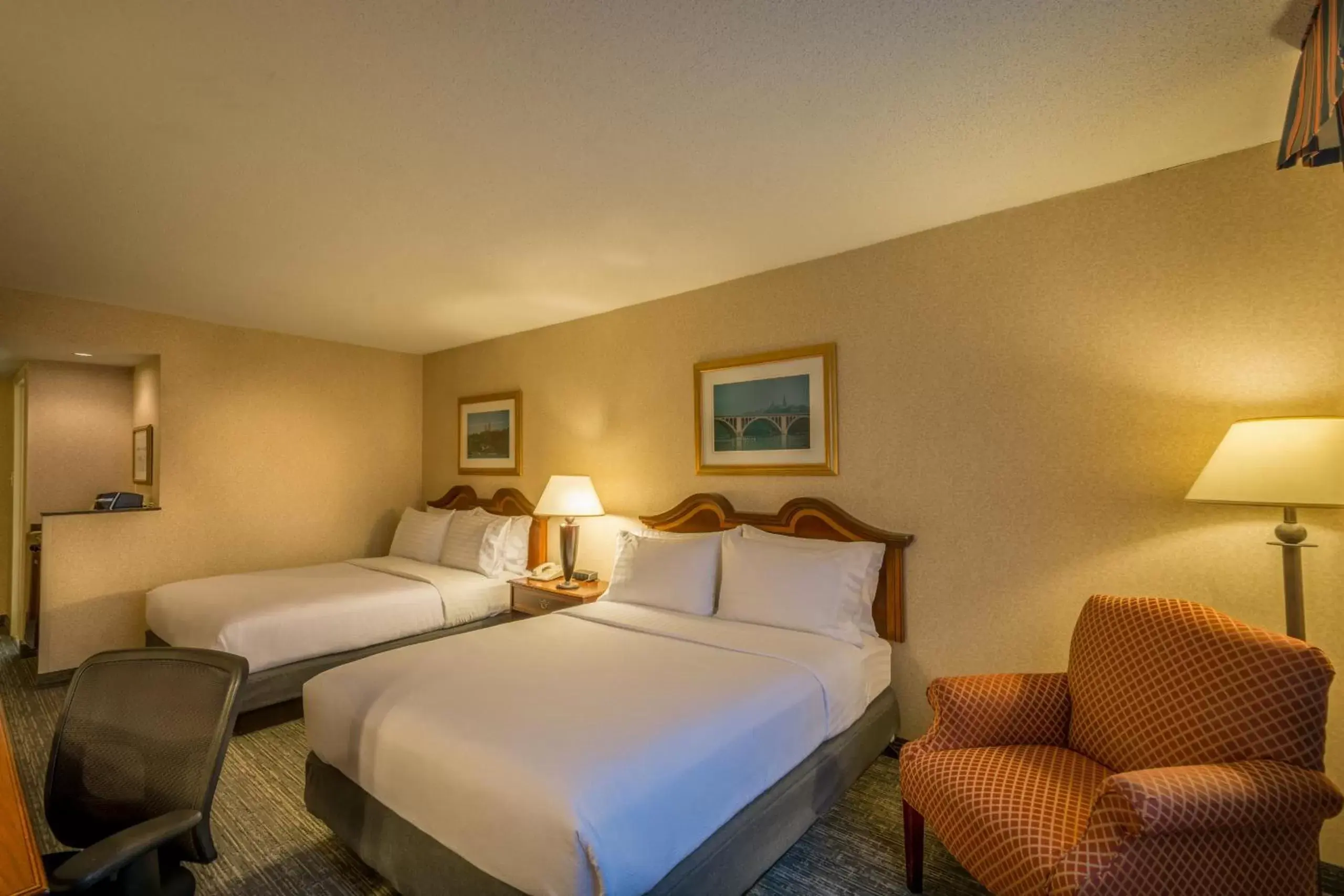 Bedroom, Bed in Holiday Inn Arlington at Ballston, an IHG Hotel