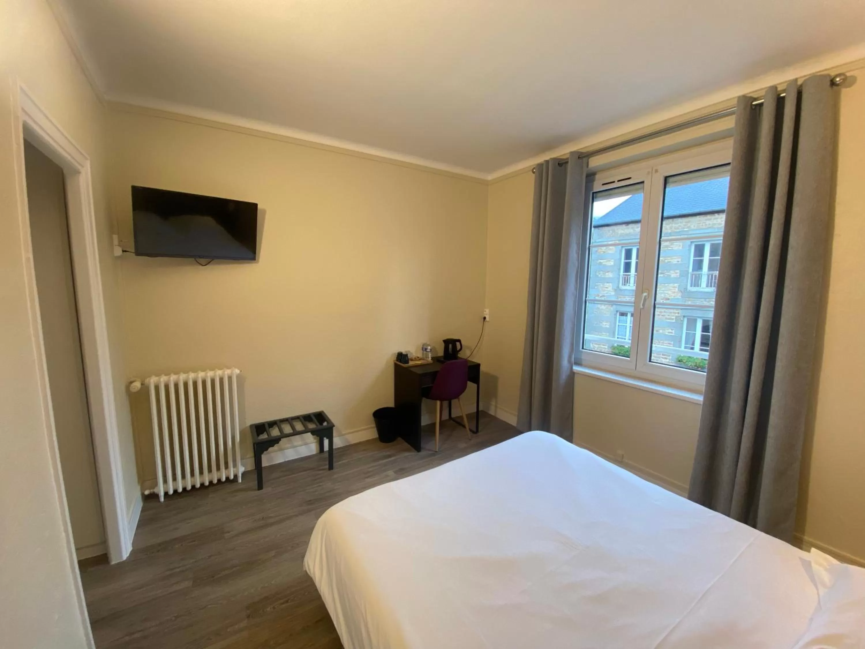 Bedroom, Bed in Hotel De La Poste