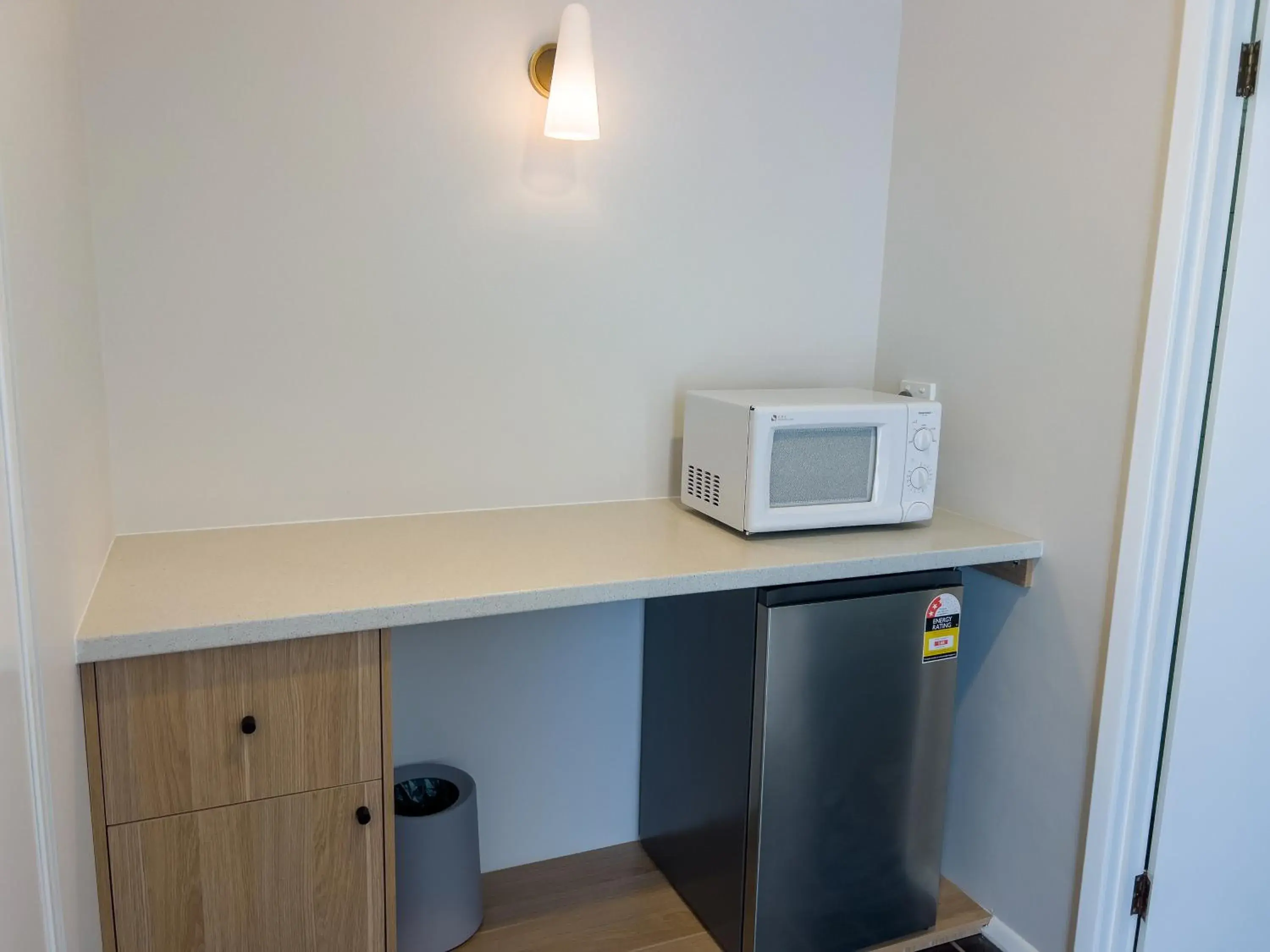 minibar, Kitchen/Kitchenette in A1 Motels and Apartments Port Fairy