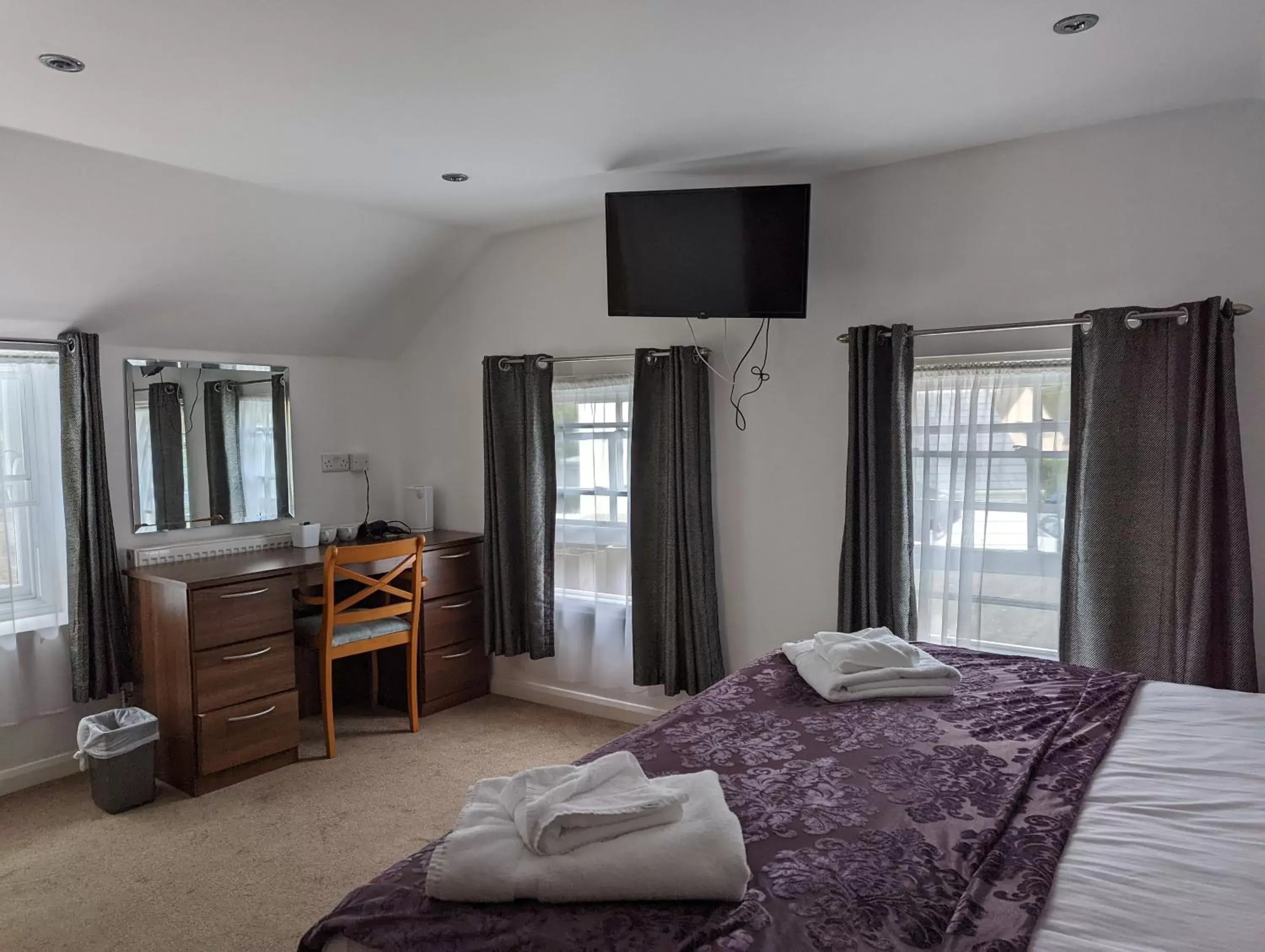 TV/Entertainment Center in Barley Sheaf, Old Bridge Street EN SUITE ROOMS, ROOM ONLY