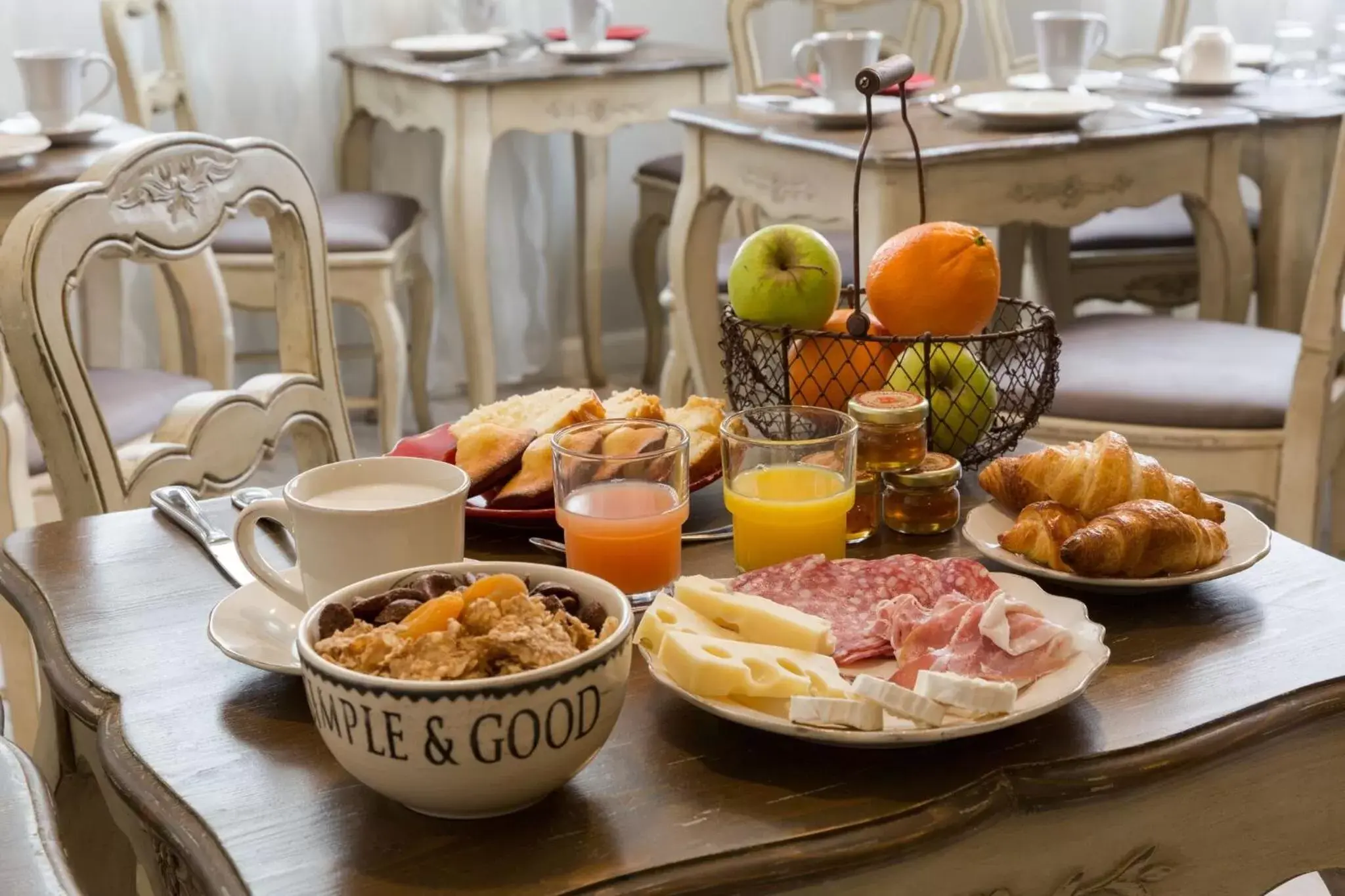 Buffet breakfast in The Originals Boutique, Hôtel Les Poèmes de Chartres (Inter-Hotel)