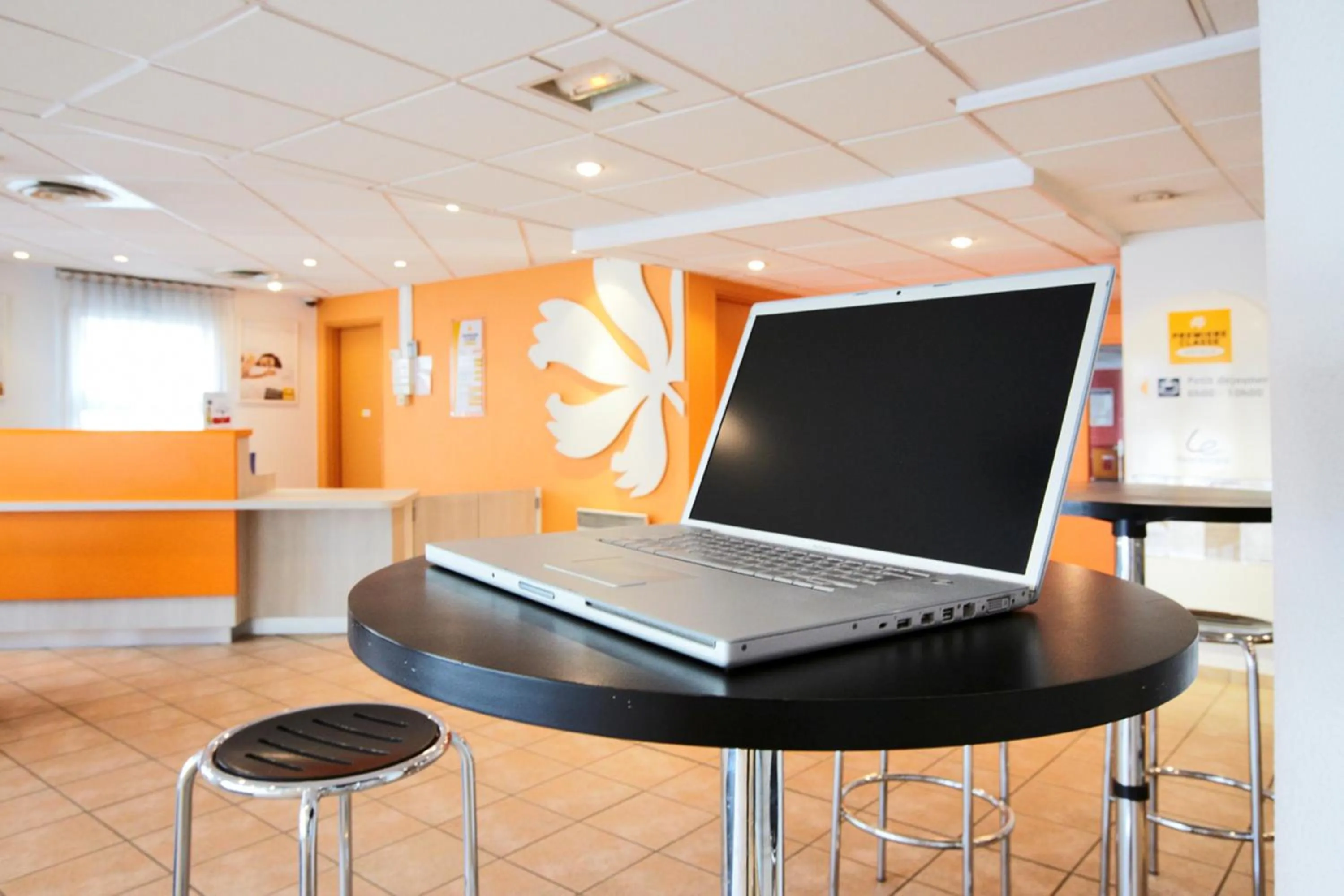 Restaurant/places to eat in Première Classe Paris Ouest - Pont de Suresnes