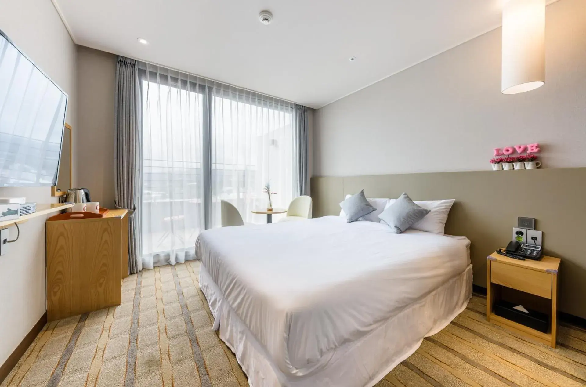 Bedroom, Bed in Shinshin Hotel Cheonjiyeon