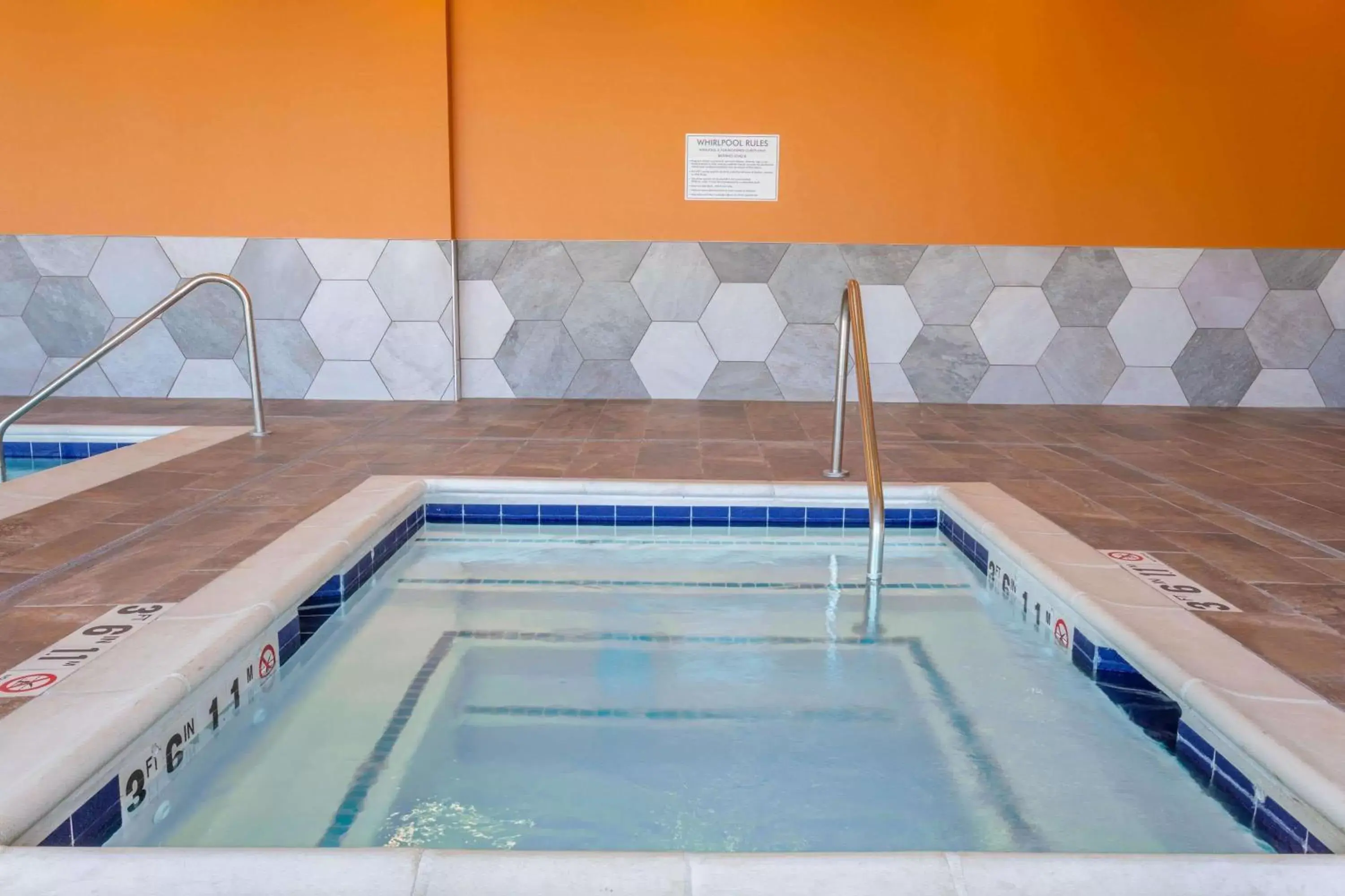 Hot Tub, Swimming Pool in La Quinta Inn & Suites Limon by Wyndham