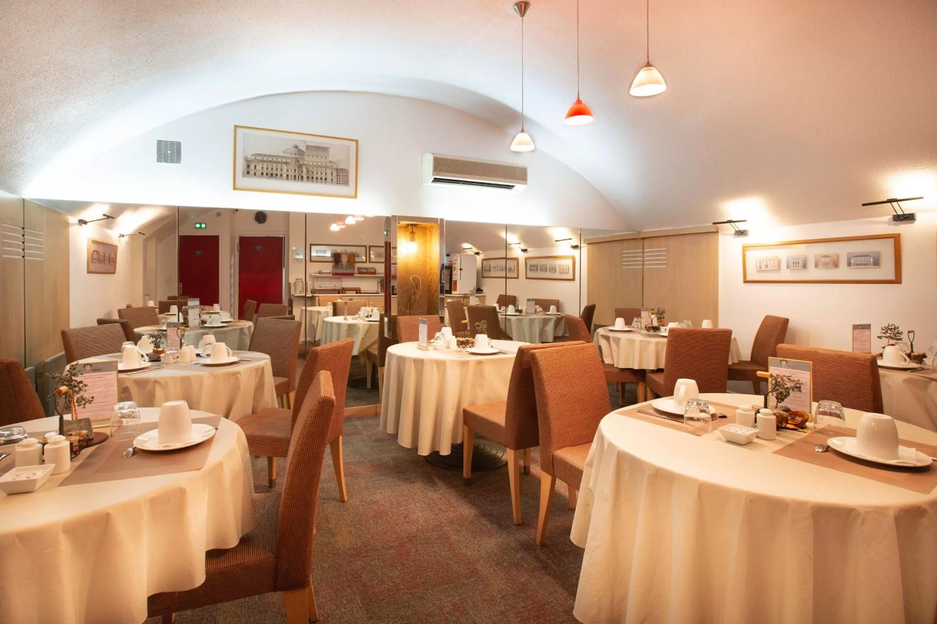 Restaurant/places to eat in Hôtel Pavillon Bastille