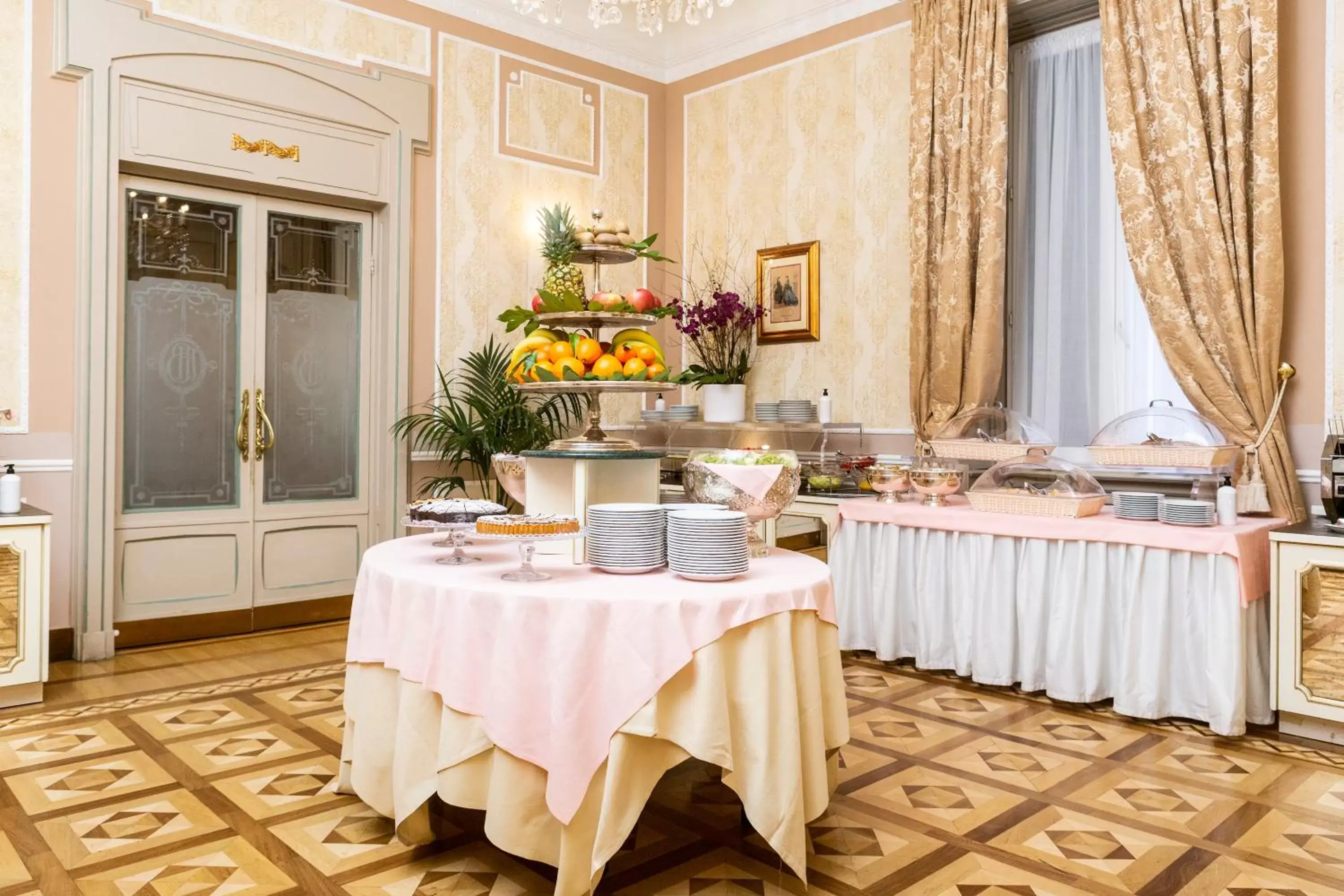 Restaurant/Places to Eat in Hotel Bristol Palace