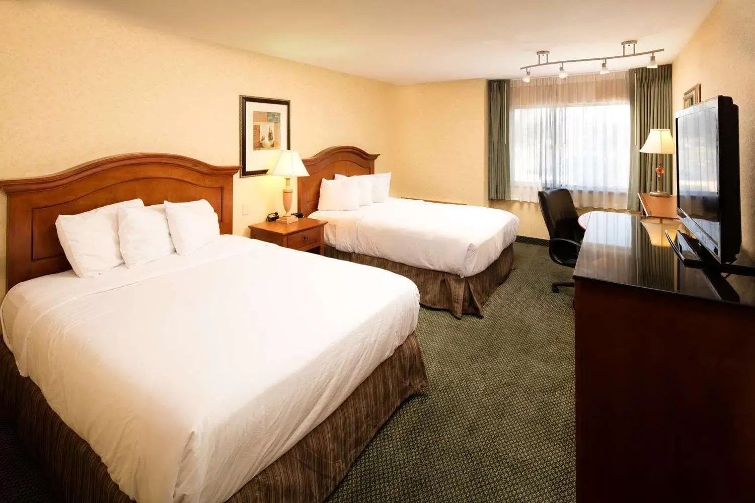Photo of the whole room, Bed in Red Lion Hotel Kennewick Columbia Center