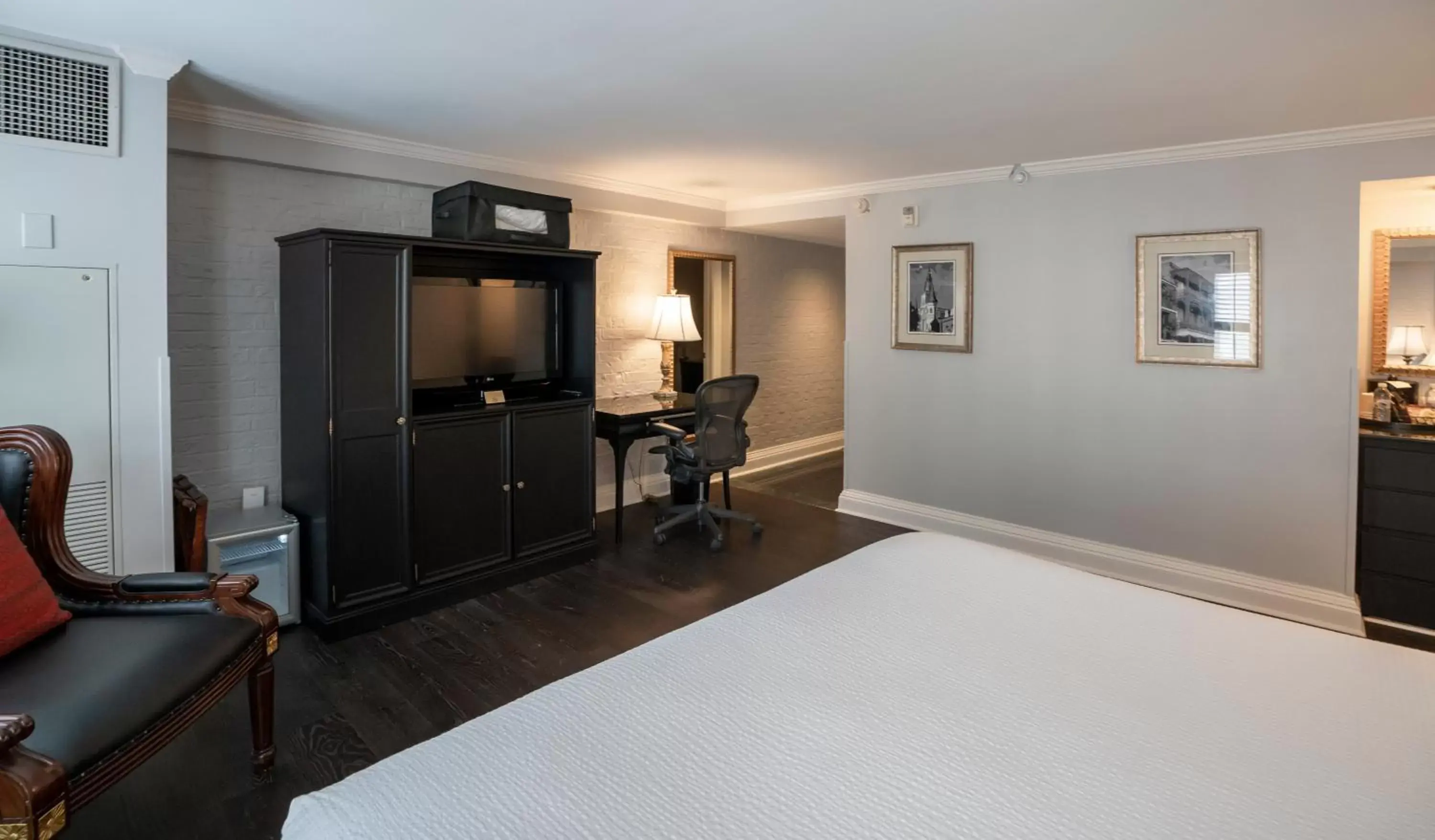 Bed, TV/Entertainment Center in Bourbon Orleans Hotel