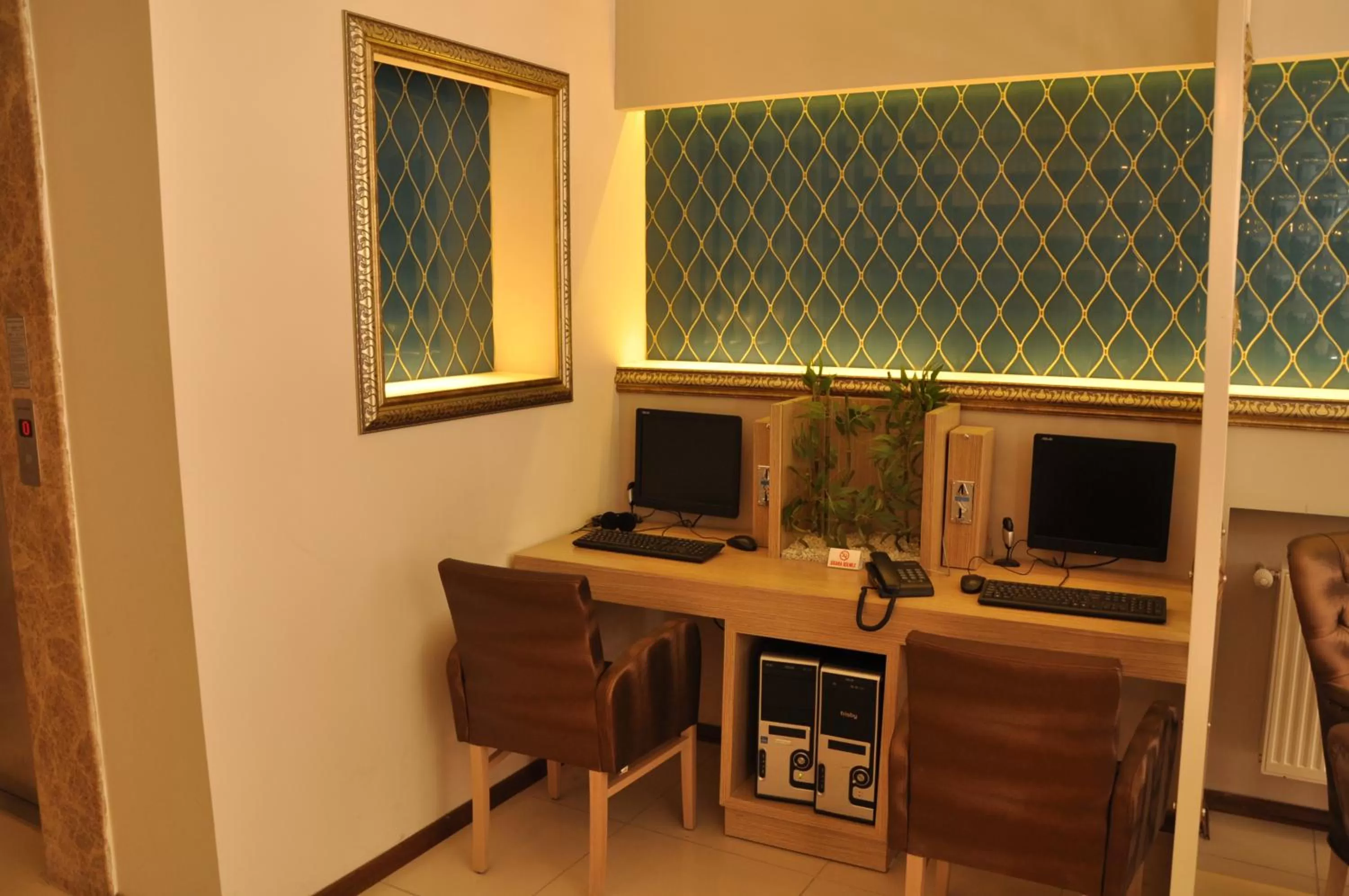 Communal lounge/ TV room in Grand Anzac Hotel