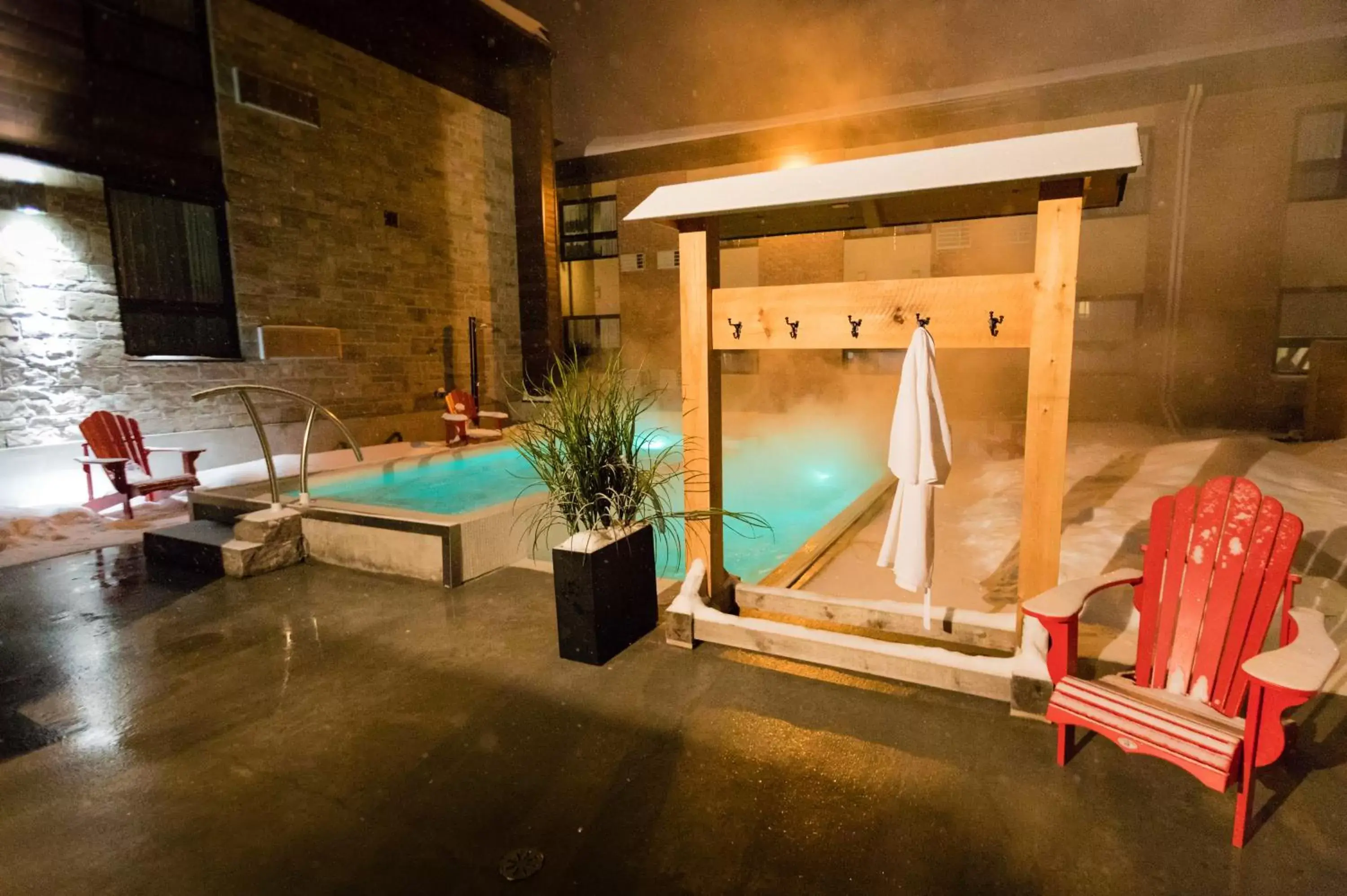 Patio, Swimming Pool in Hotel V