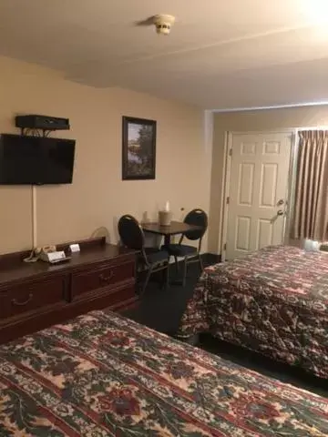 Bedroom, TV/Entertainment Center in Fair Motel