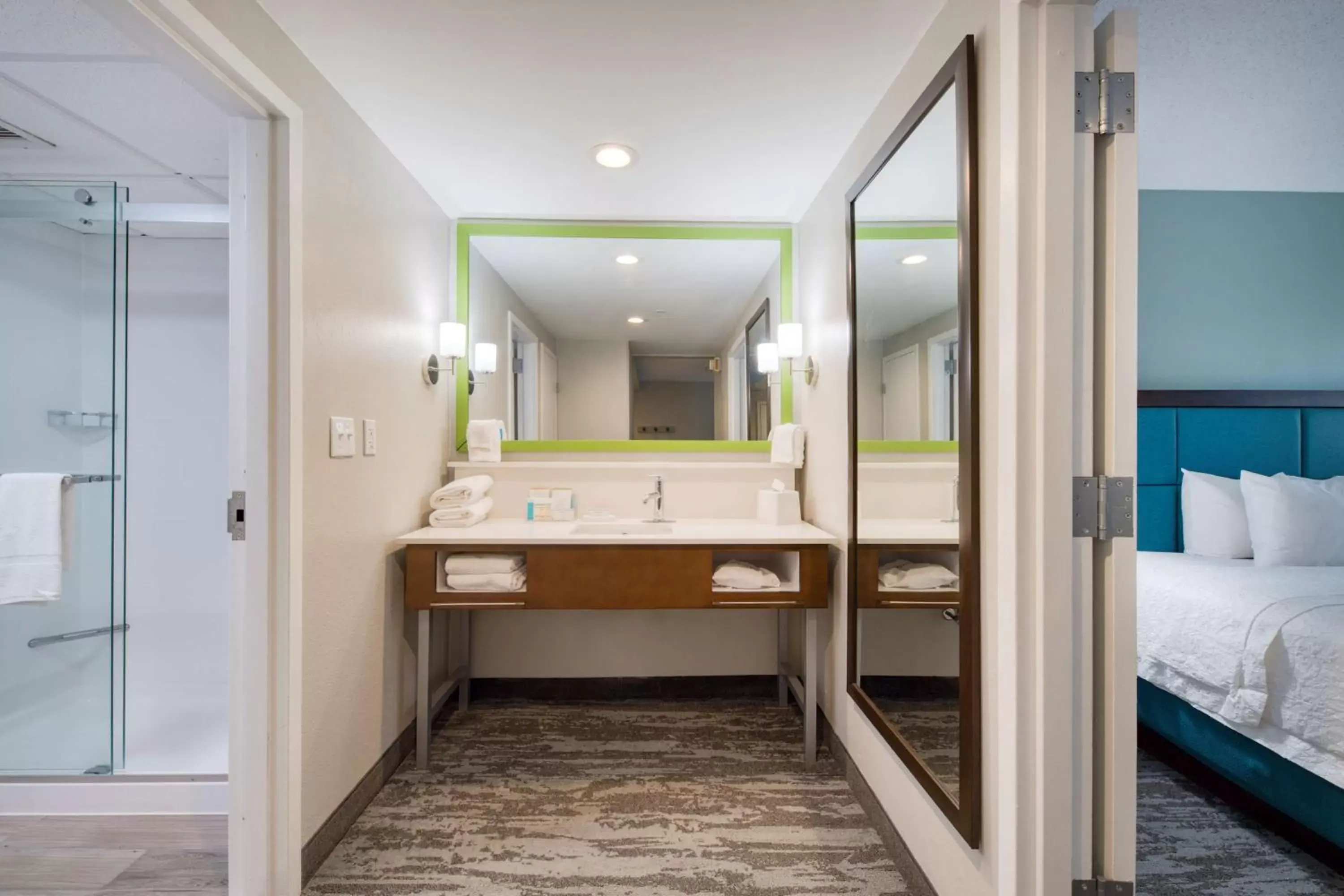 Bathroom, Bed in Hampton Inn & Suites Wilmington/Wrightsville Beach