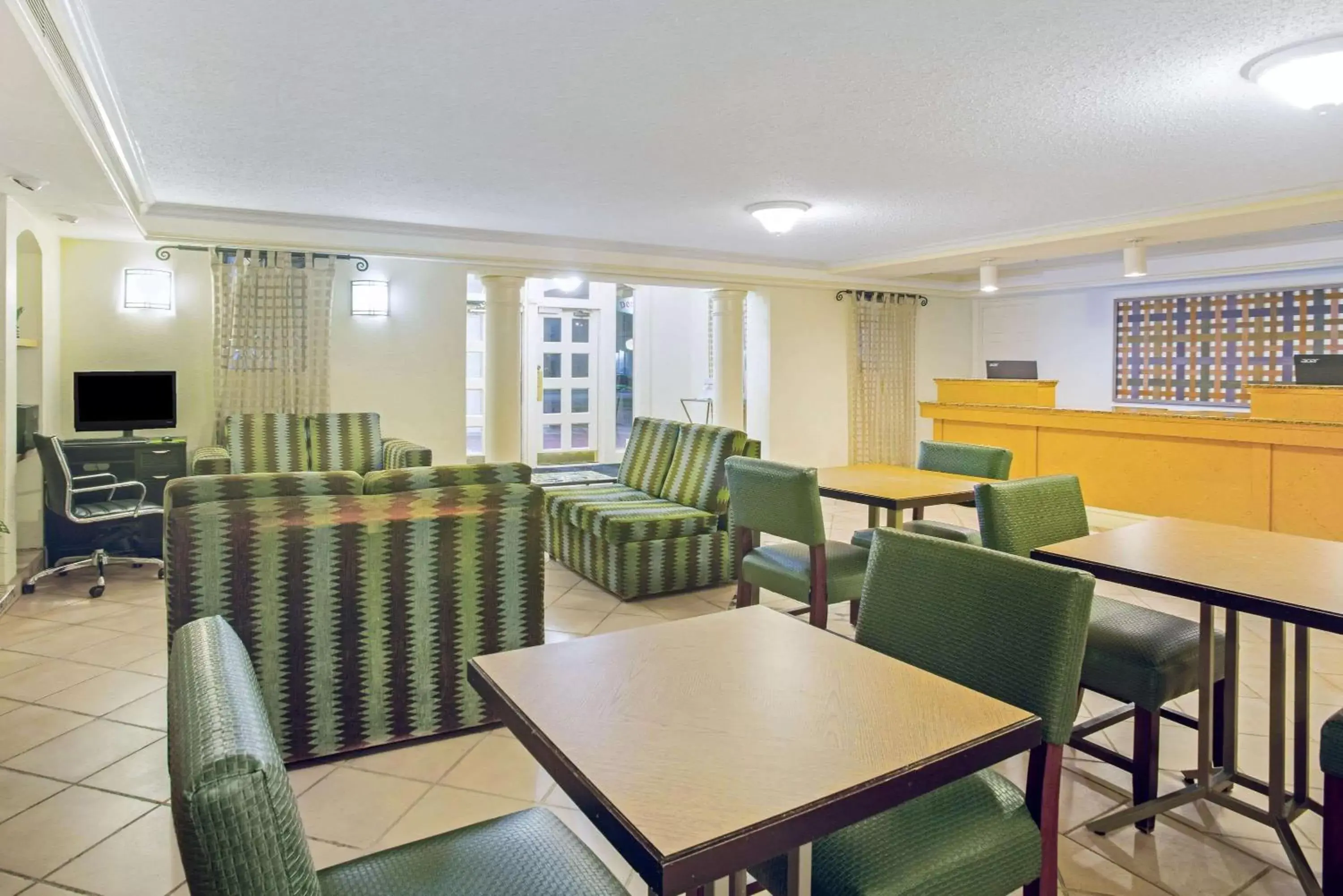 Lobby or reception, Restaurant/Places to Eat in La Quinta Inn by Wyndham Victoria