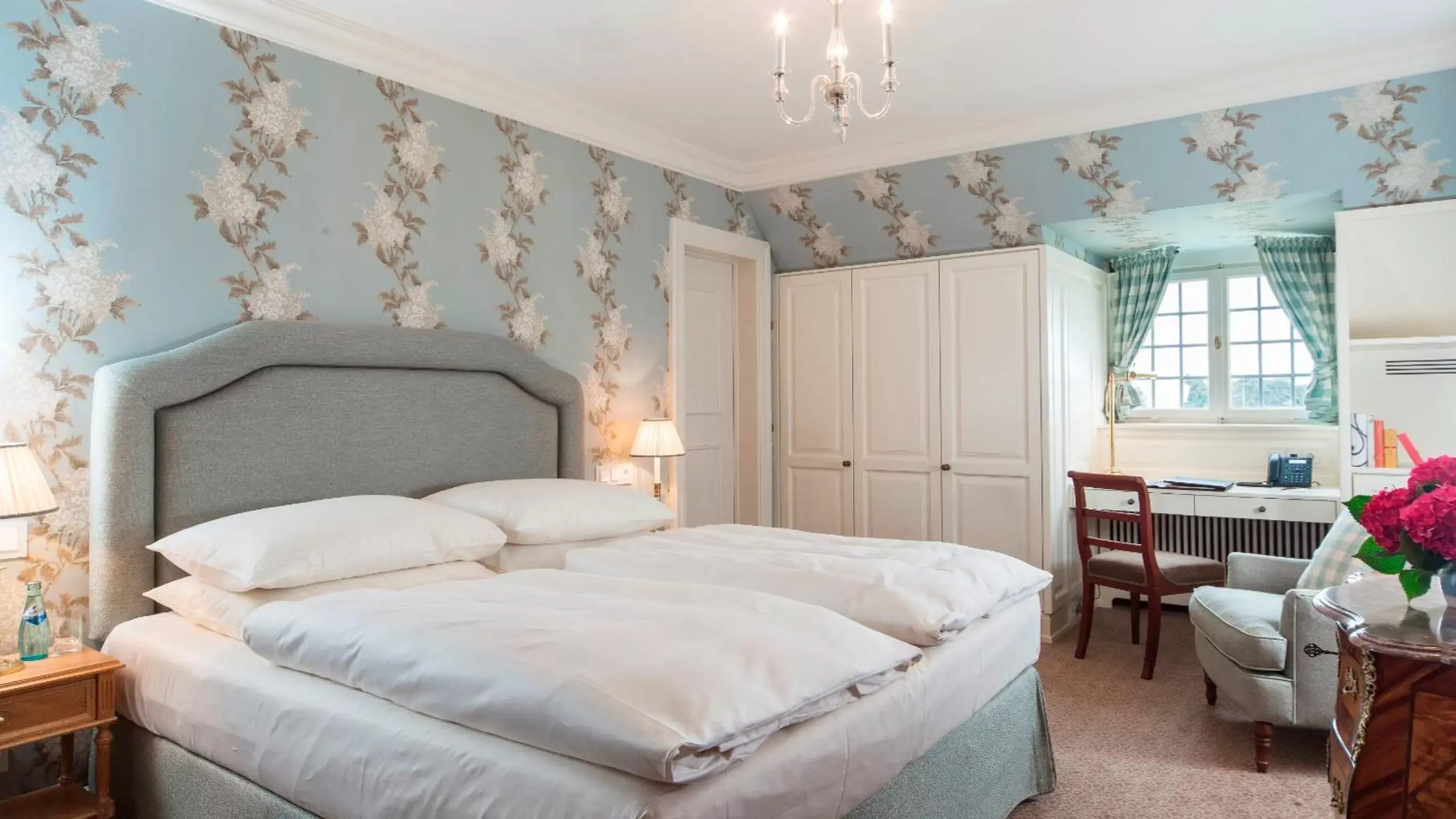 Photo of the whole room, Bed in Schlosshotel Kronberg - Hotel Frankfurt