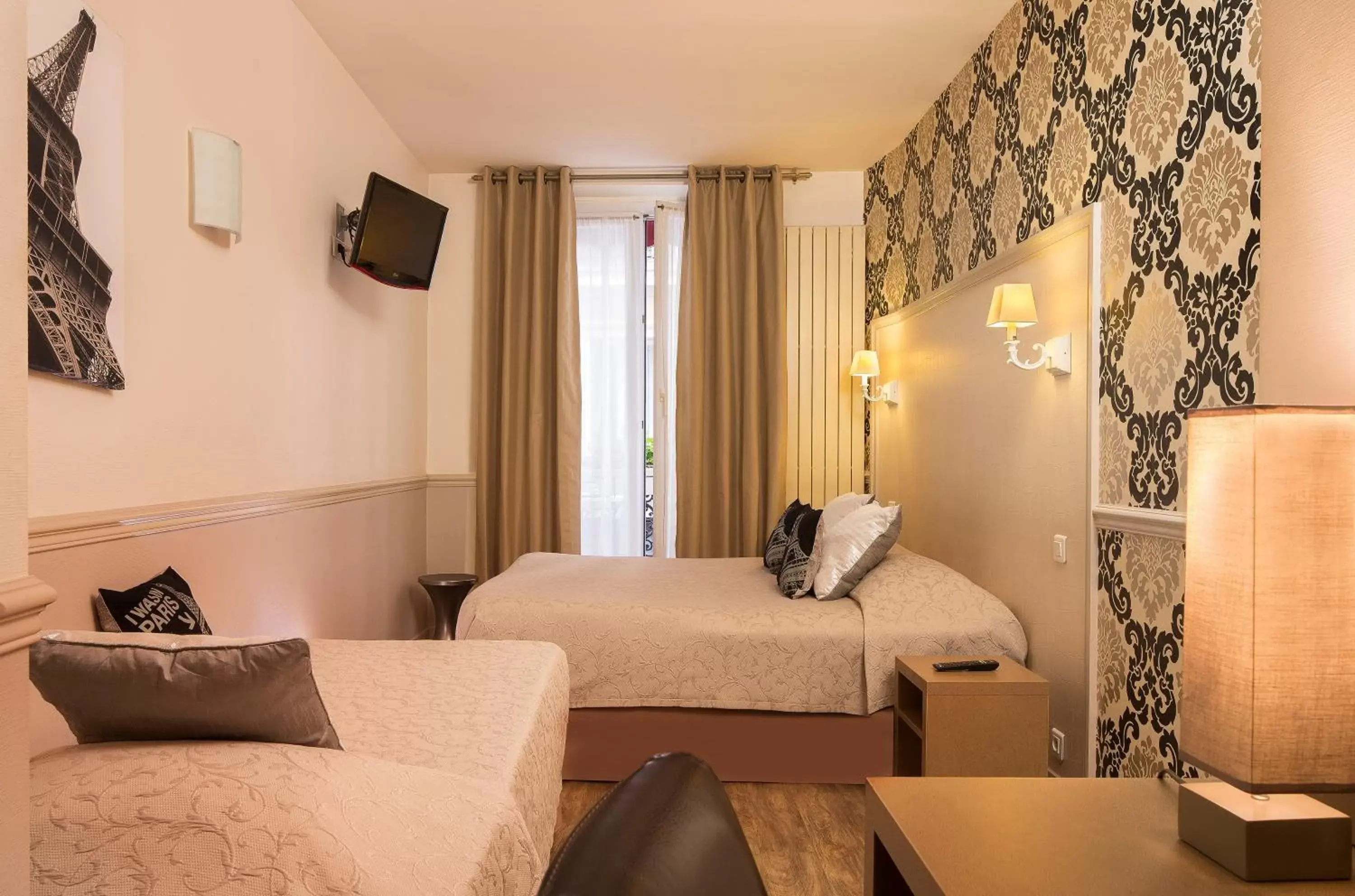 Bedroom, Seating Area in Hotel De La Cite Rougemont