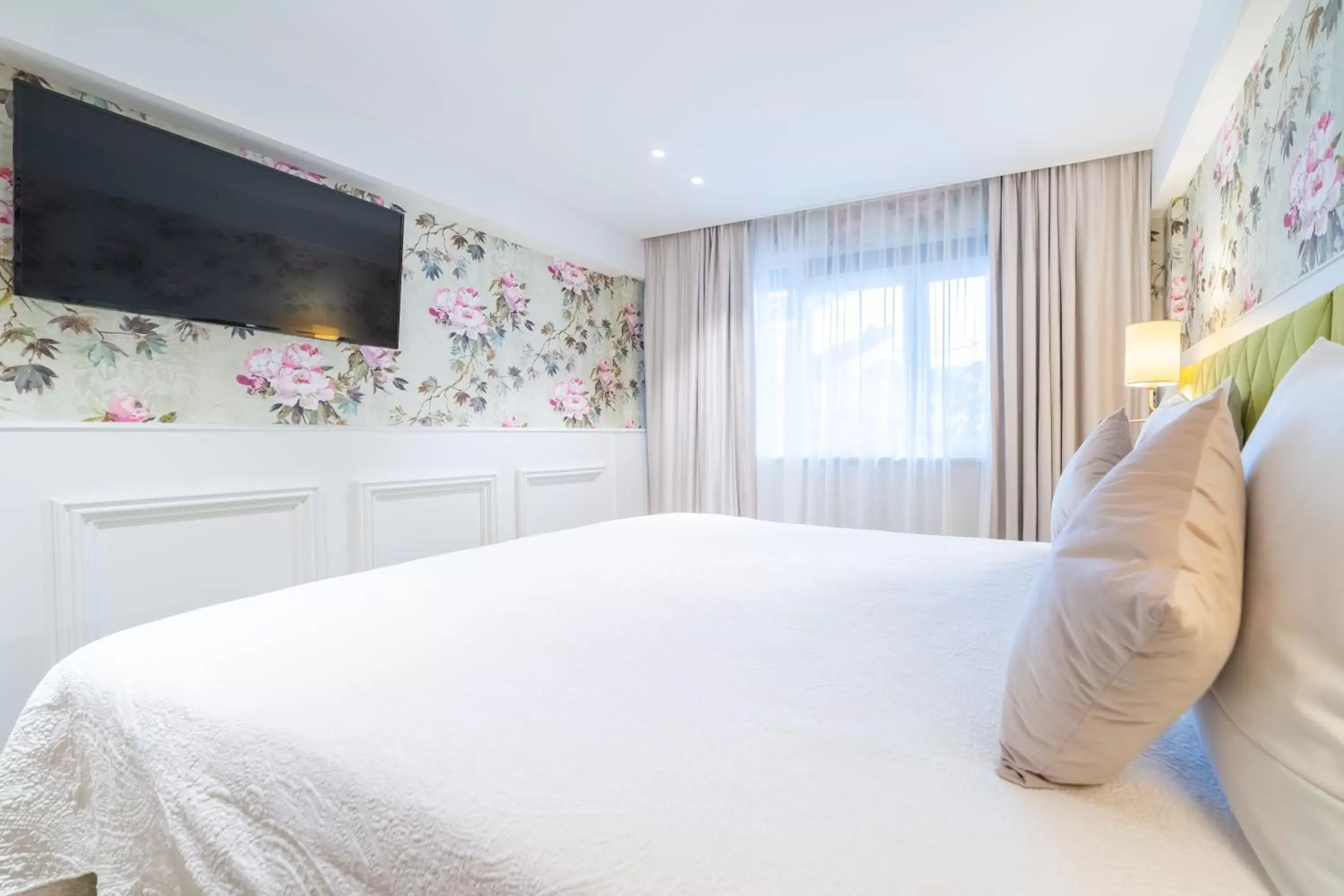 Photo of the whole room, Bed in Grand Hotel Normandy by CW Hotel Collection