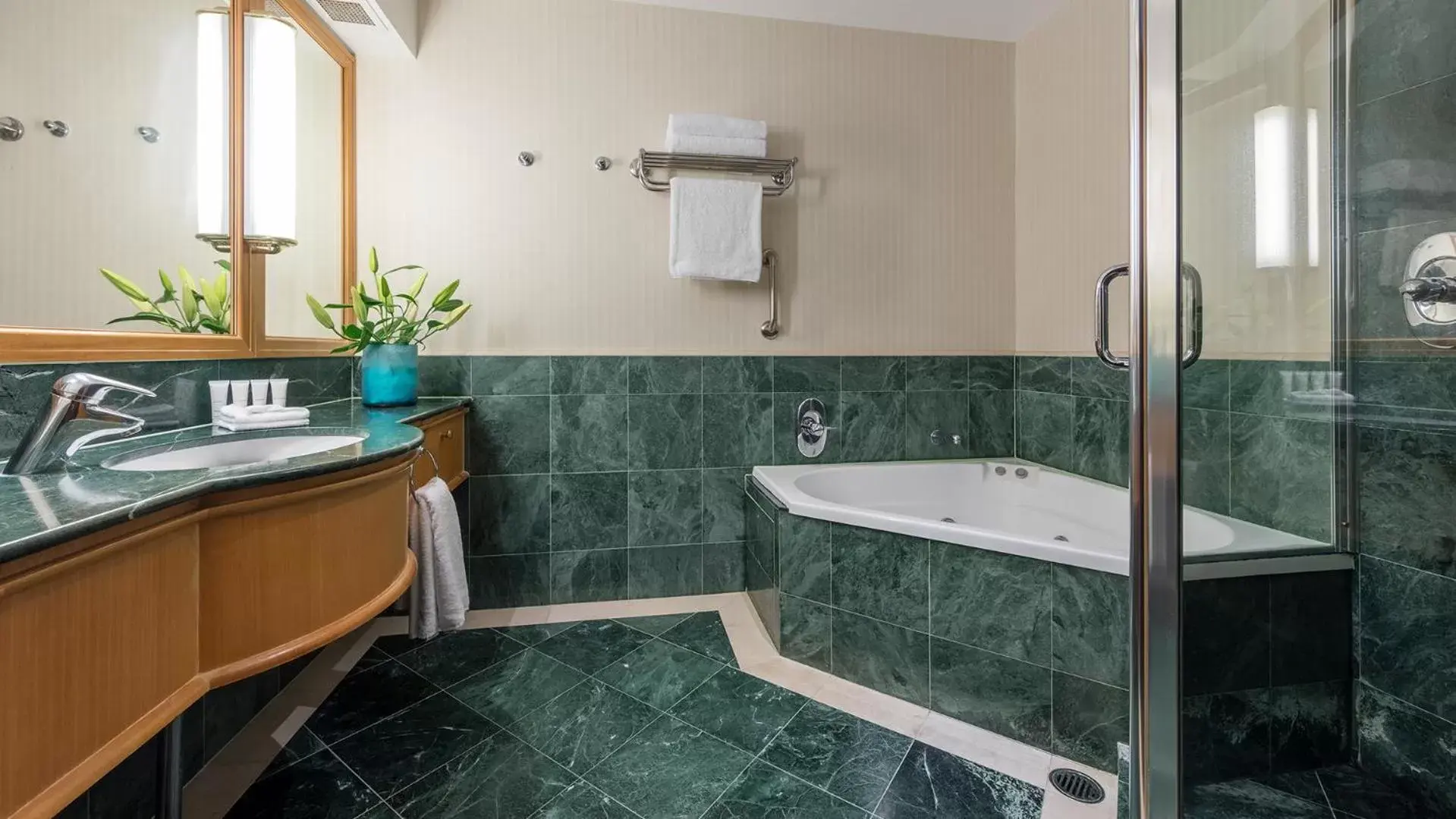 Hot Tub, Bathroom in Oaks Gold Coast Hotel