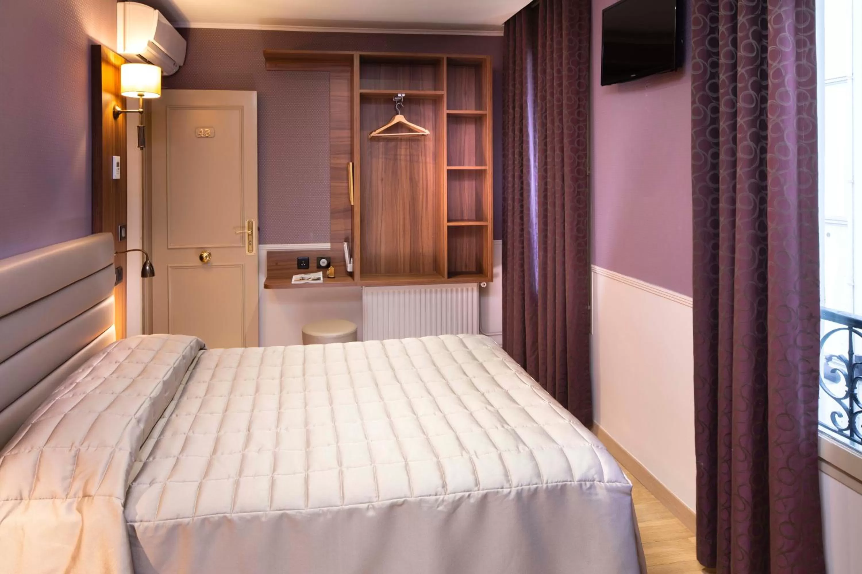 Bed in Hôtel de la Tour Eiffel