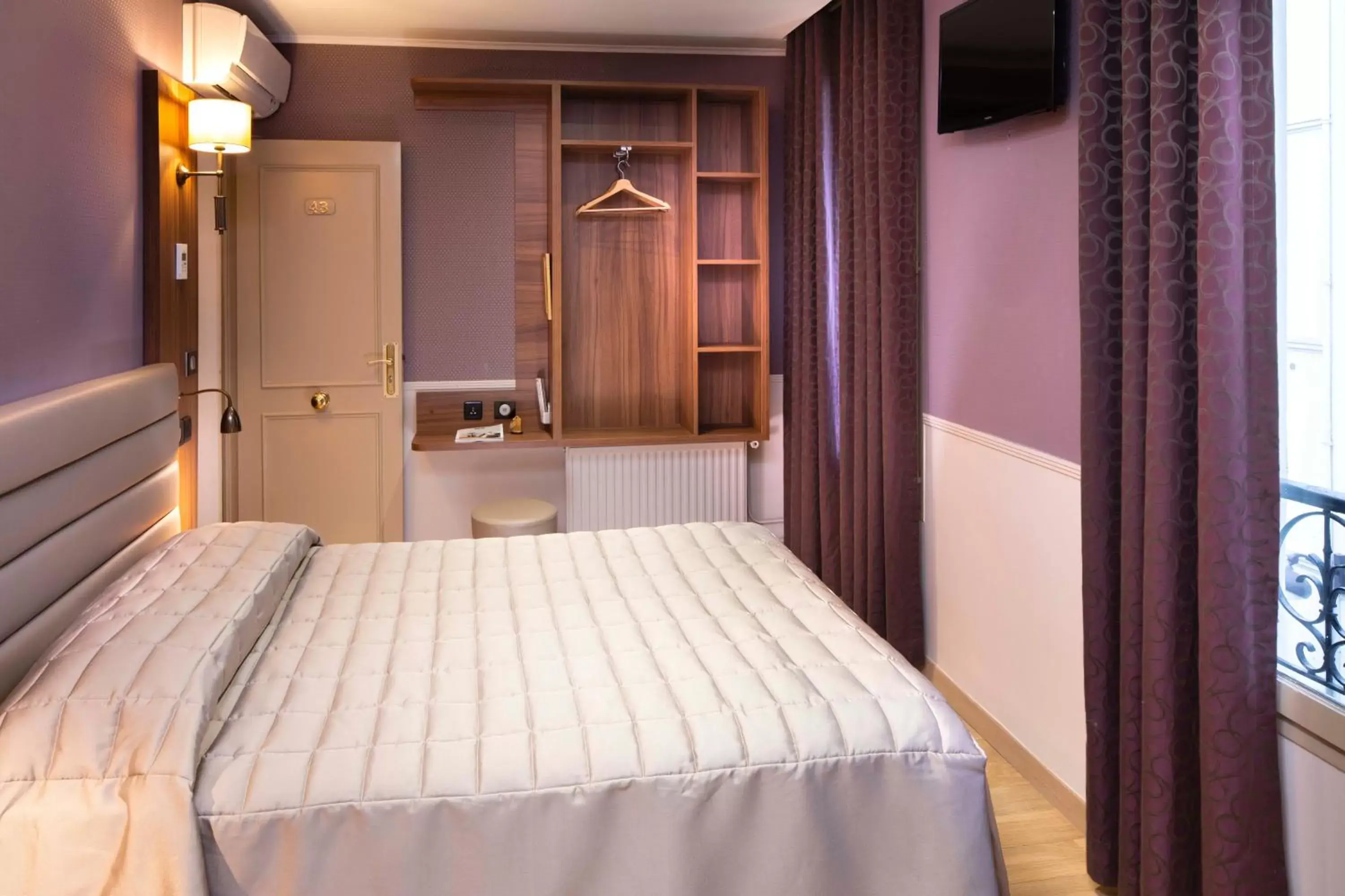 Bed in Hôtel de la Tour Eiffel Bed in Hôtel de la Tour Eiffel