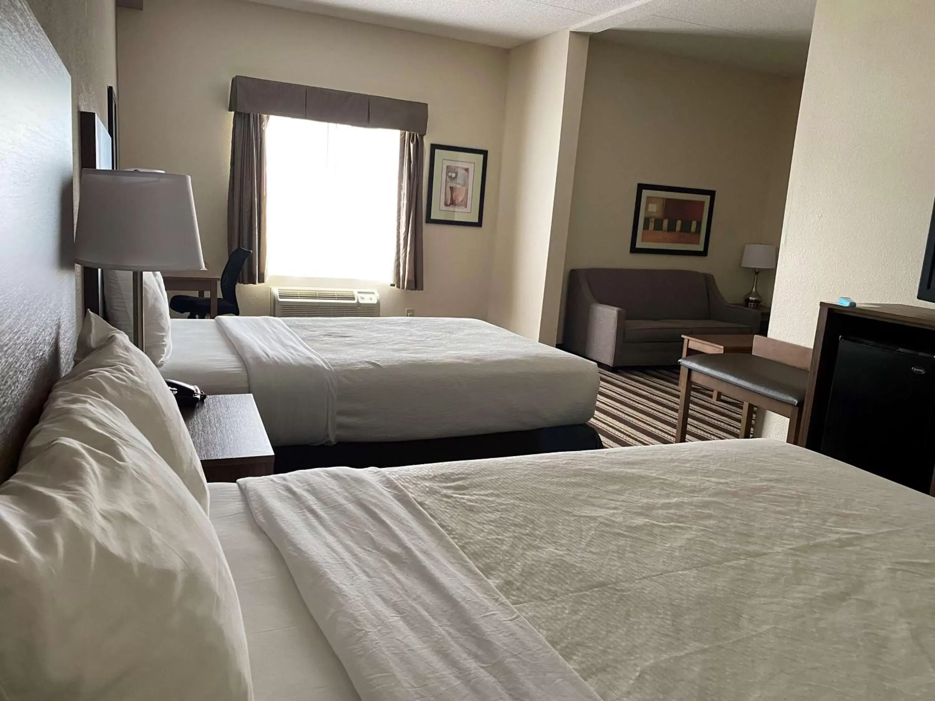 Photo of the whole room, Bed in Best Western Windsor Inn and Suites