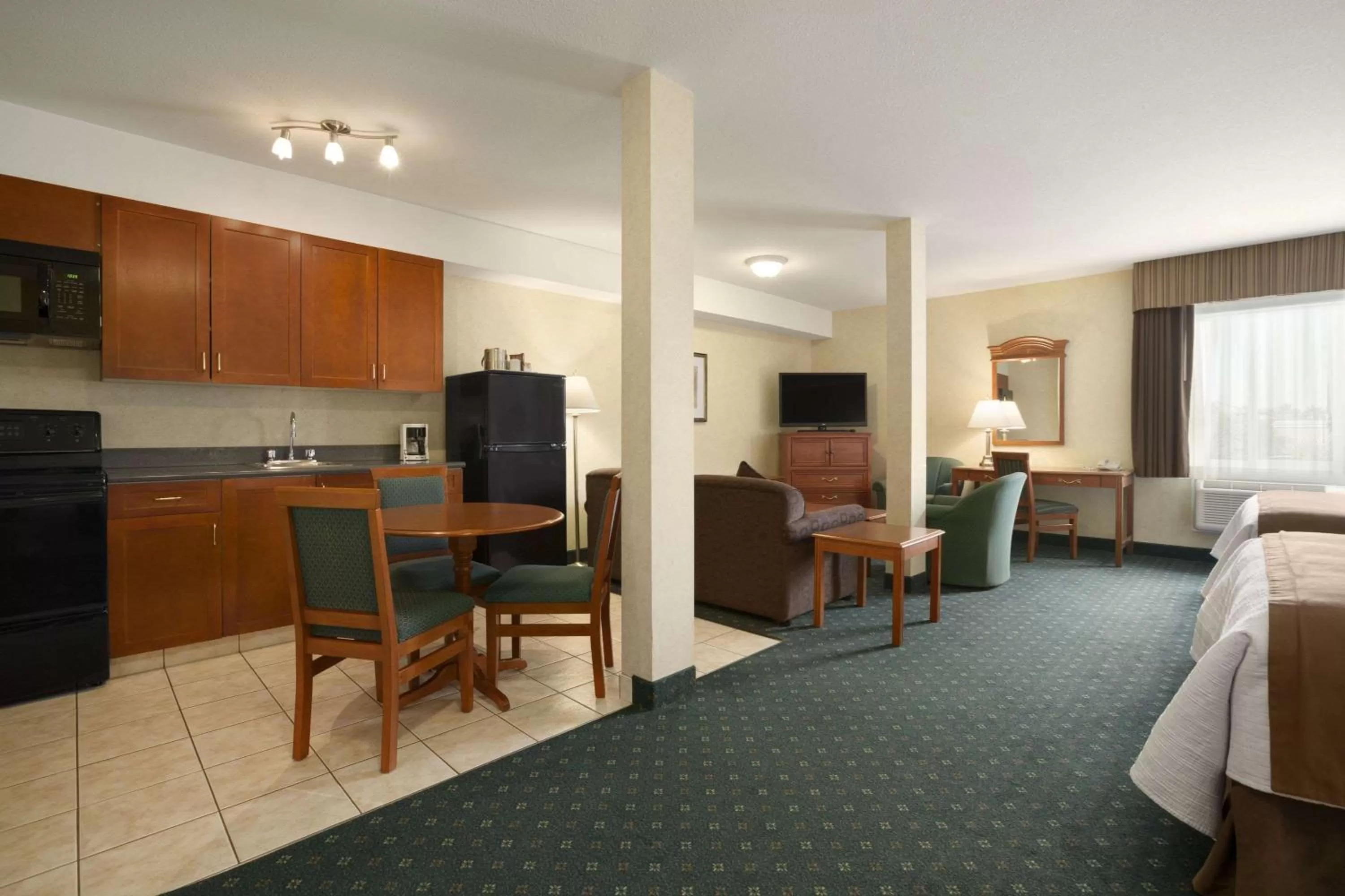 Photo of the whole room, Bed in Travelodge by Wyndham Strathmore