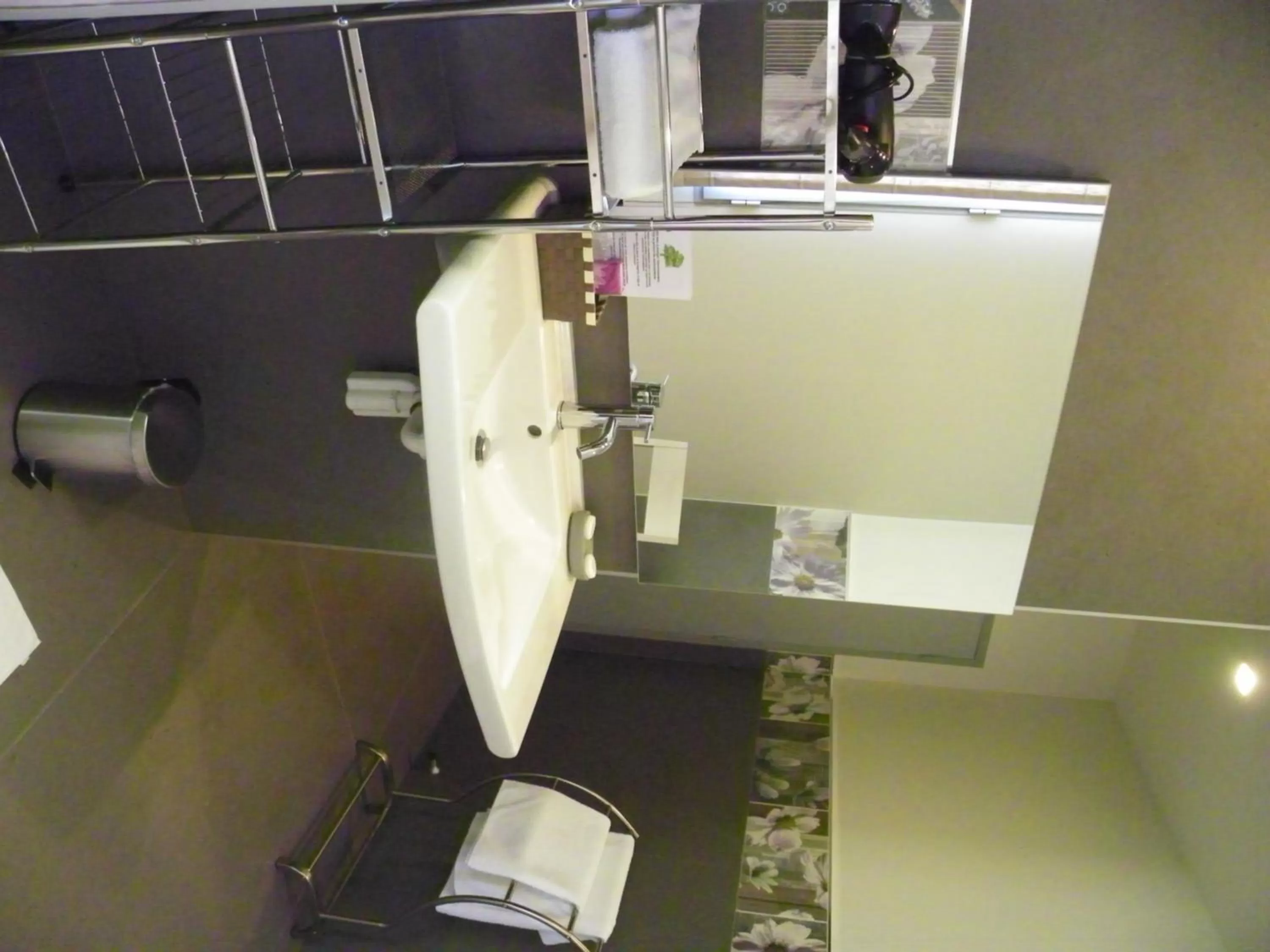 Bathroom in Logis- Hôtel Spa Restaurant l'Epicurial