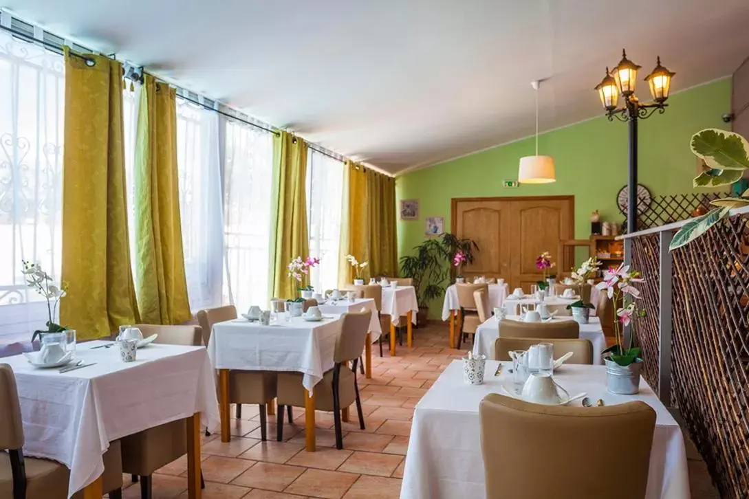 Restaurant/Places to Eat in Logis le Relais Sarrasin