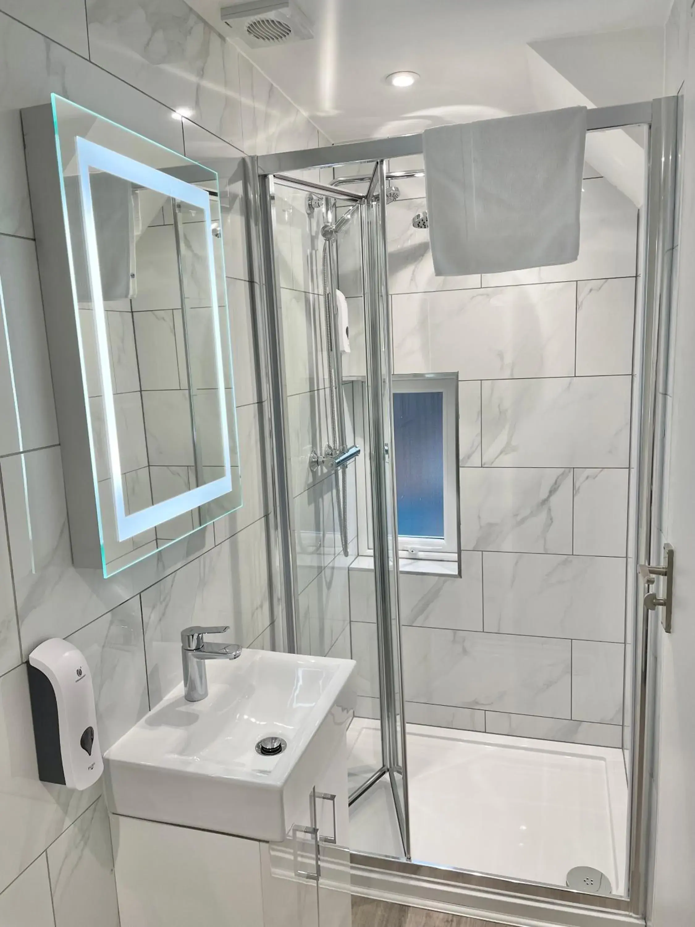 Shower, Bathroom in Holtwhites Hotel