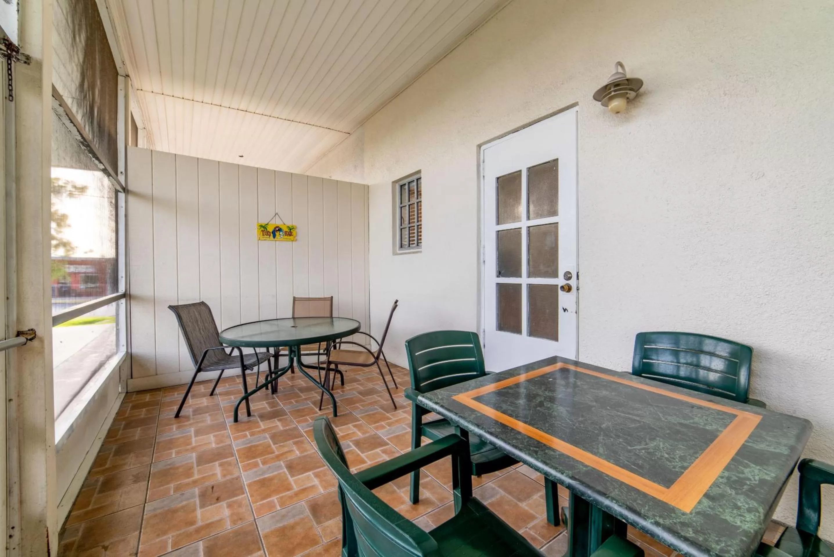 Patio in Captain's Table Hotel by Everglades Adventures