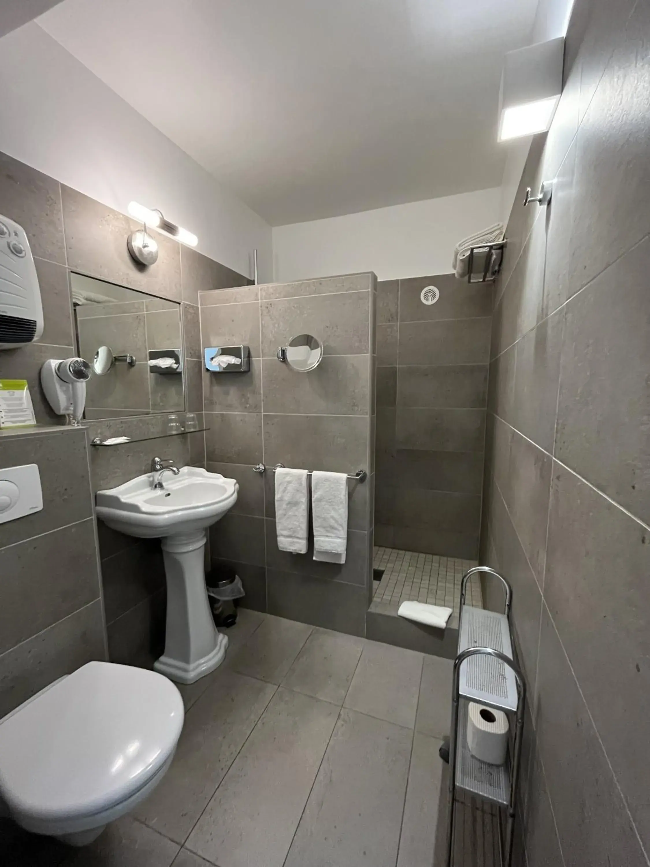 Shower, Bathroom in The Originals Boutique, Hôtel du Parc, Cavaillon (Inter-Hotel)