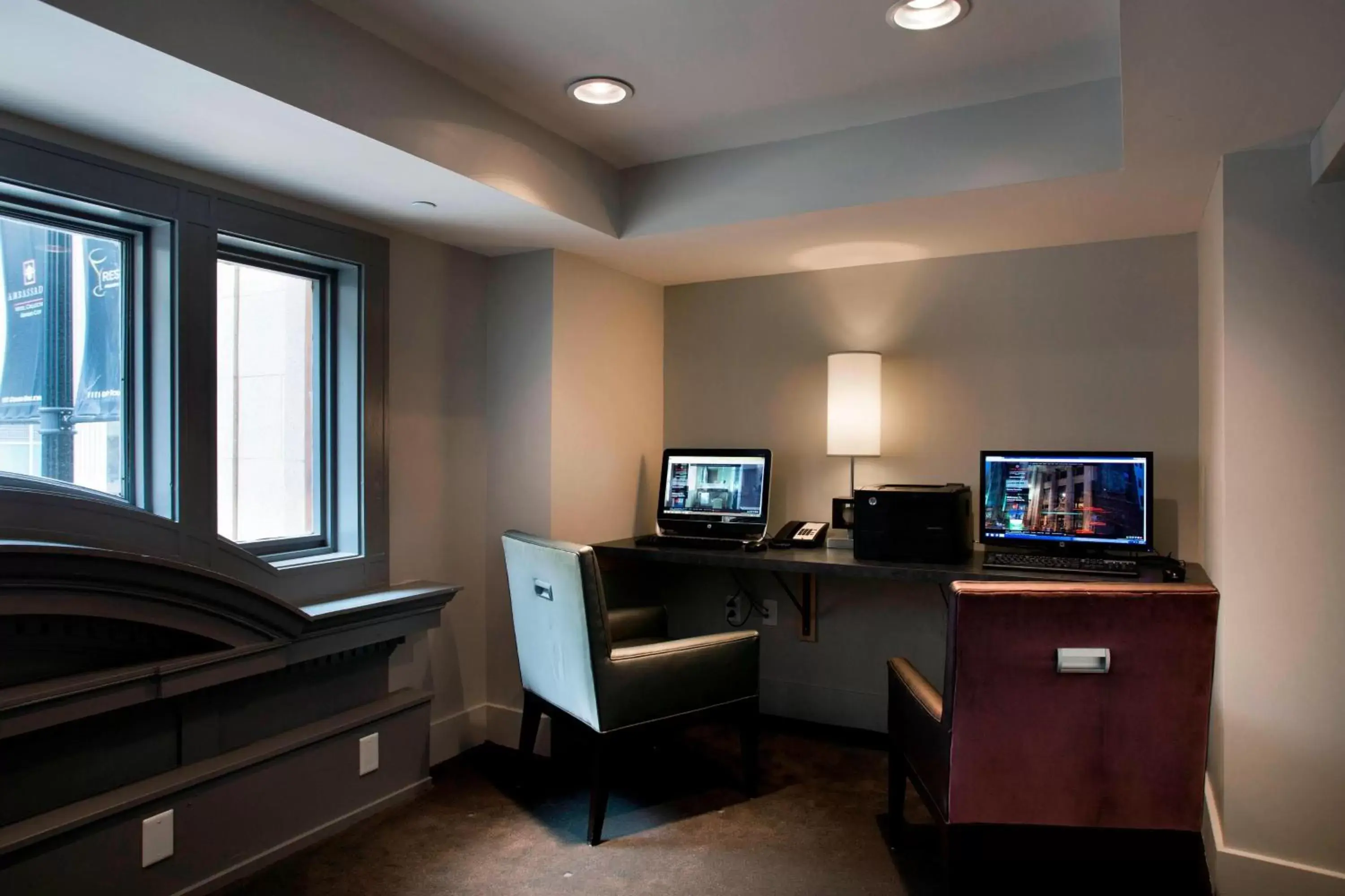 Business facilities, TV/Entertainment Center in Ambassador Hotel Kansas City, Autograph Collection