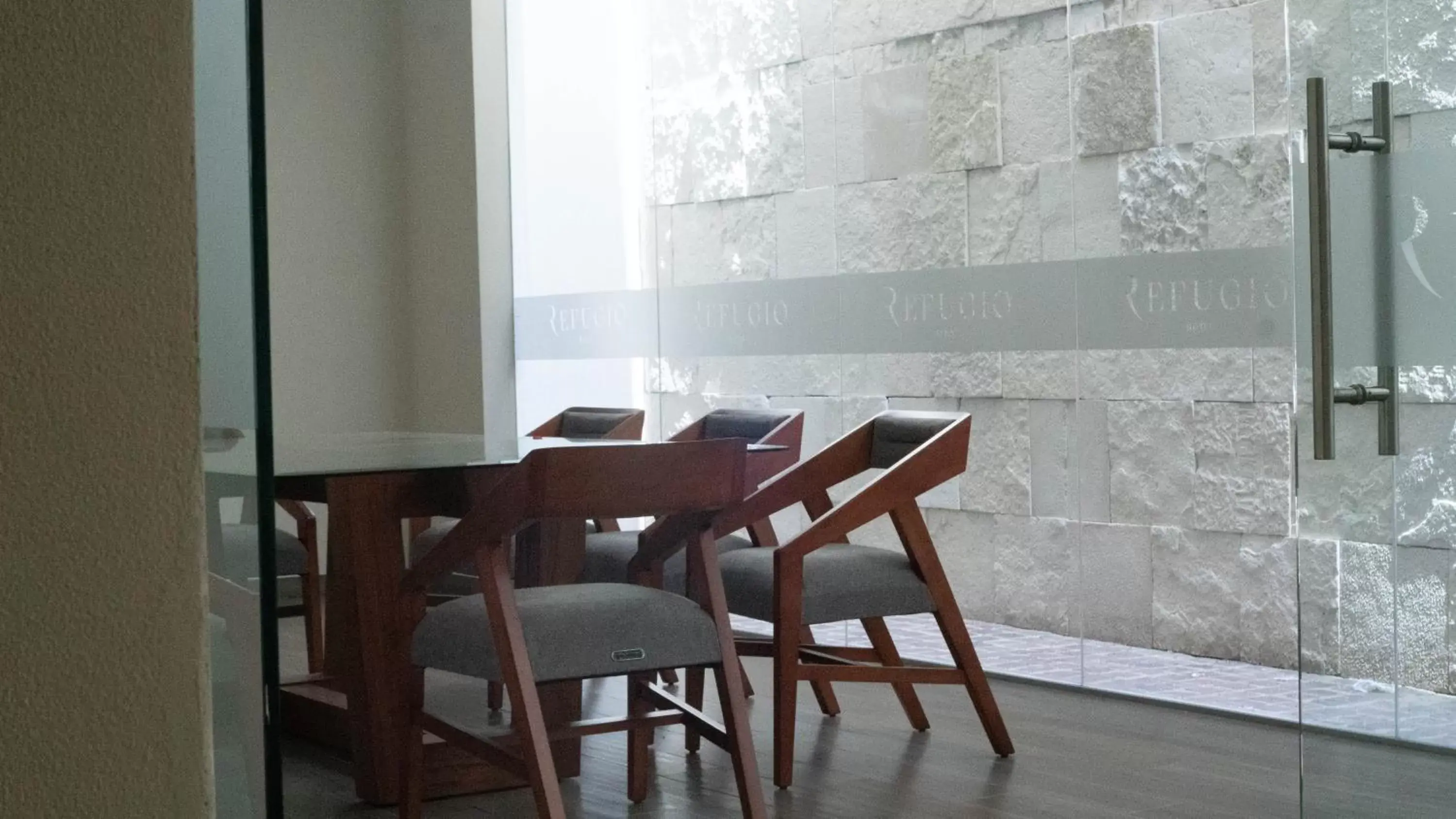 Seating area, Dining Area in Hotel Refugio