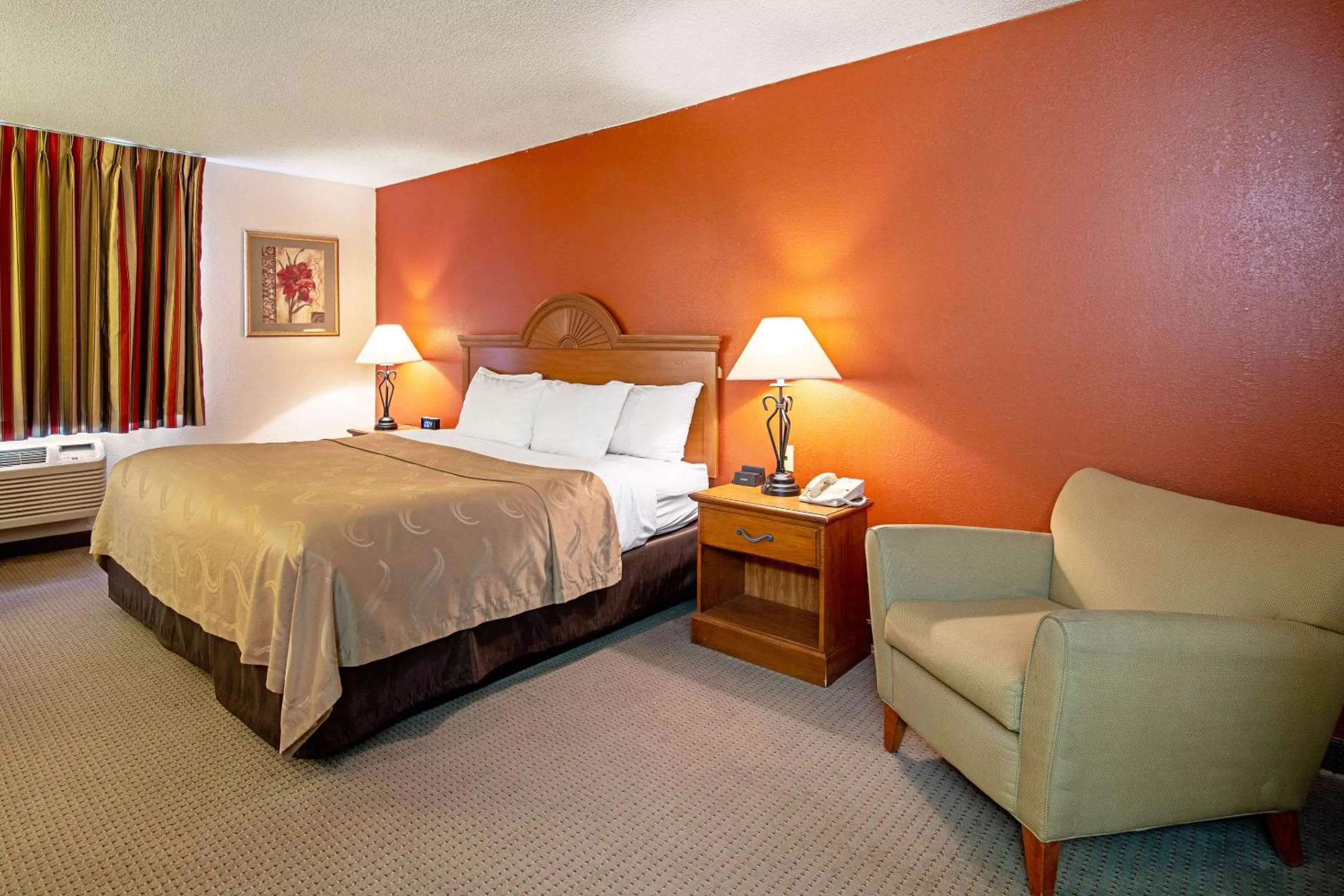 Photo of the whole room, Bed in Quality Inn Aberdeen