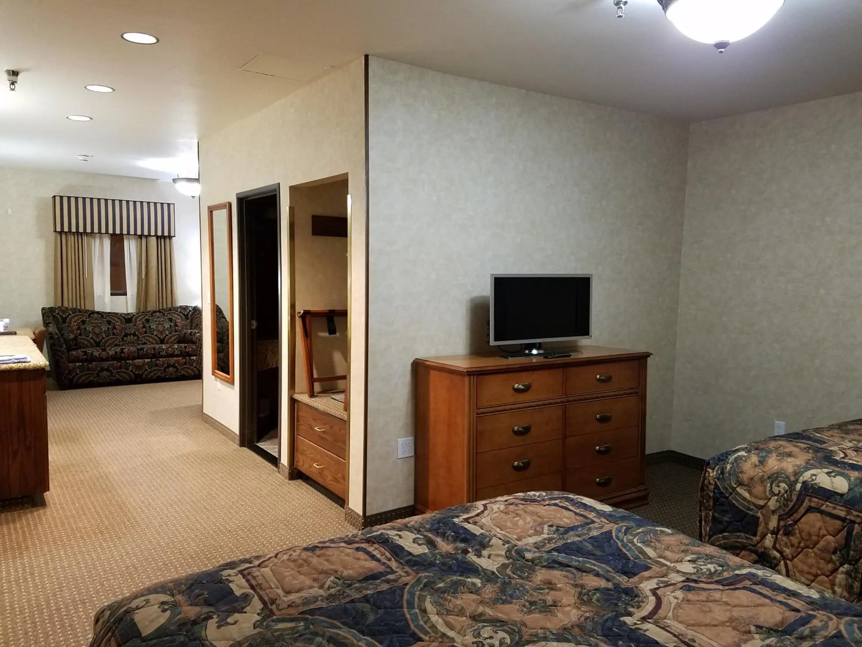 Communal lounge/ TV room, TV/Entertainment Center in Rushmore Express & Suites