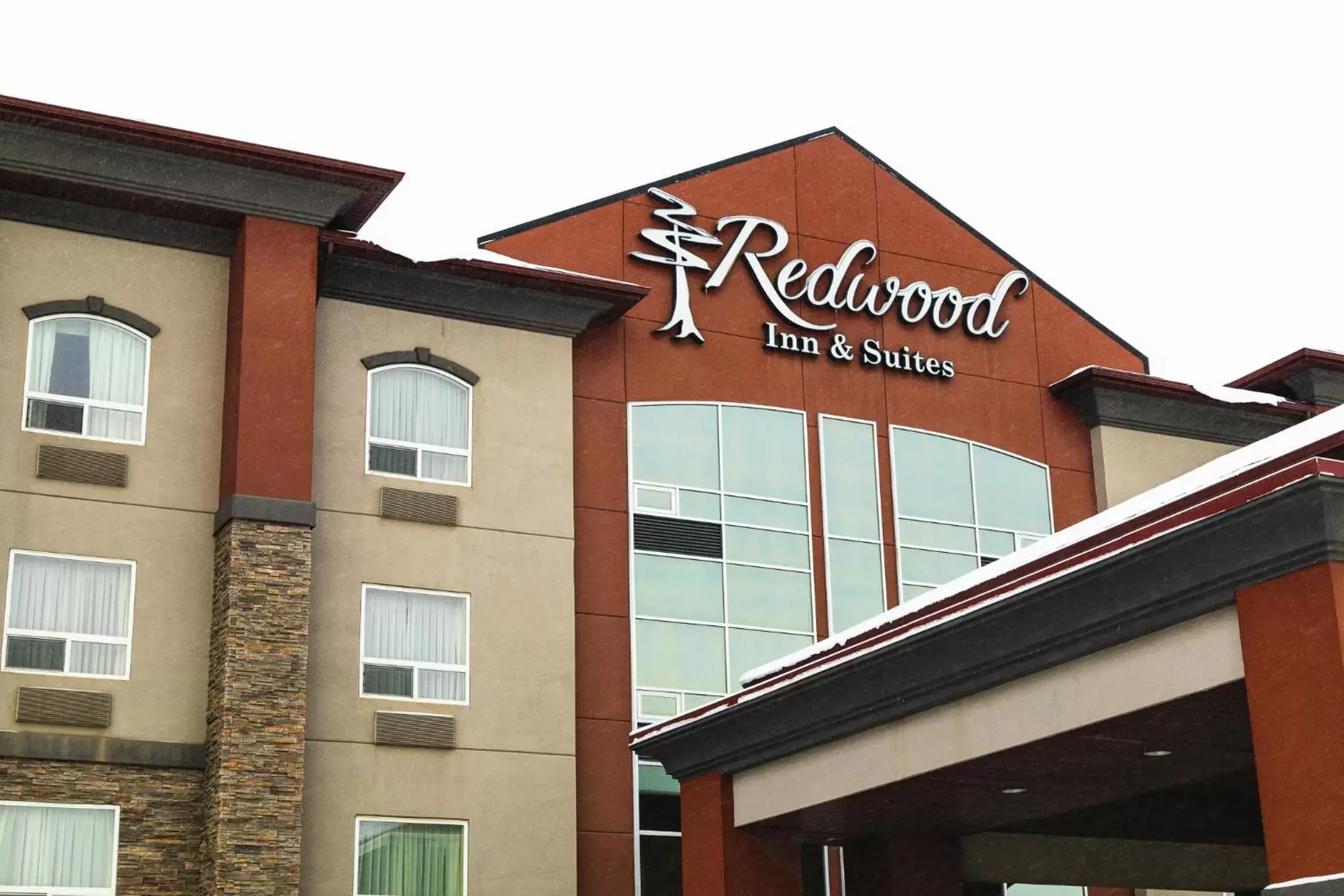 Property building in Redwood Inn & Suites