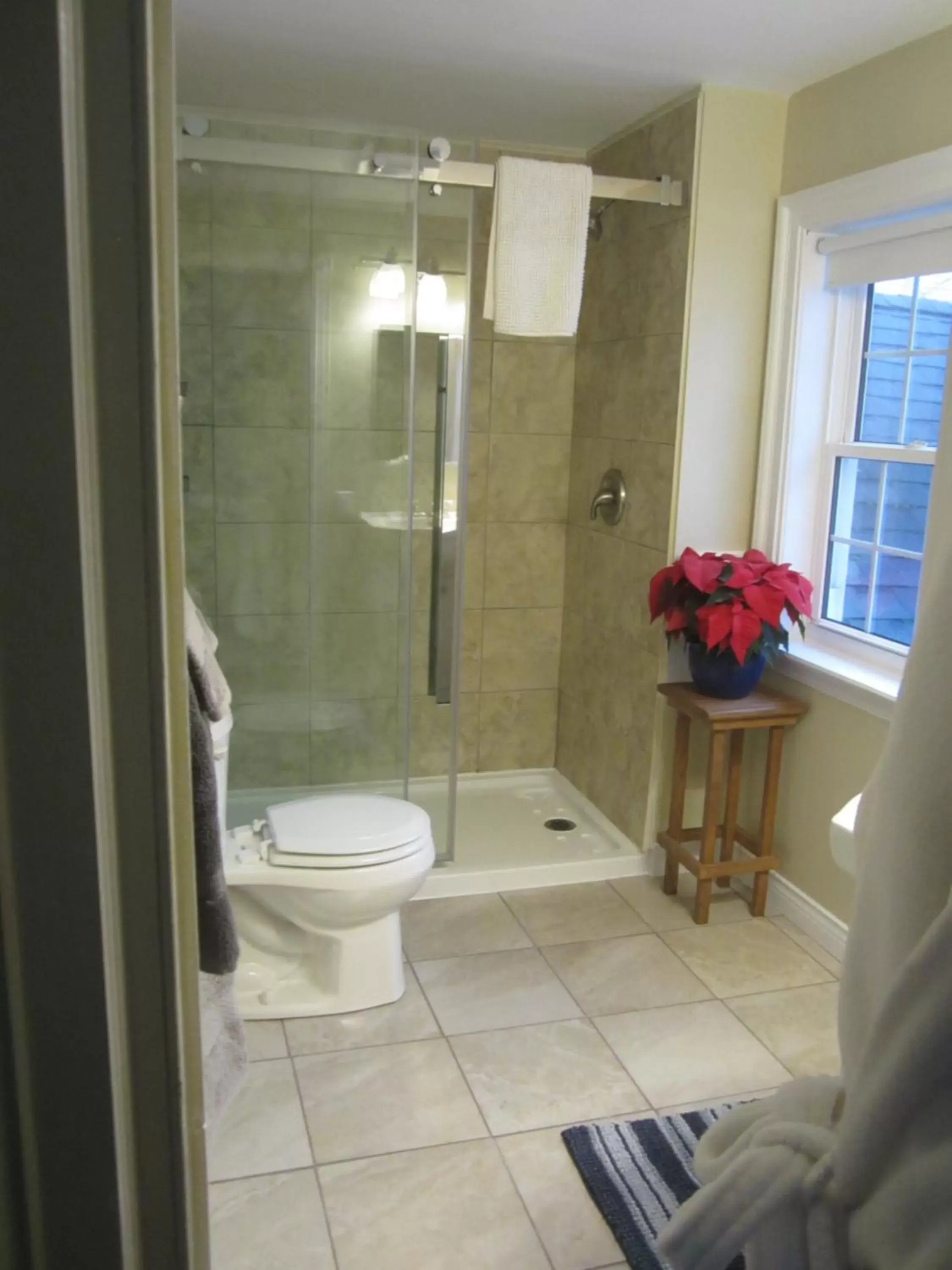 Bathroom in Grand Oak Manor Bed and Breakfast