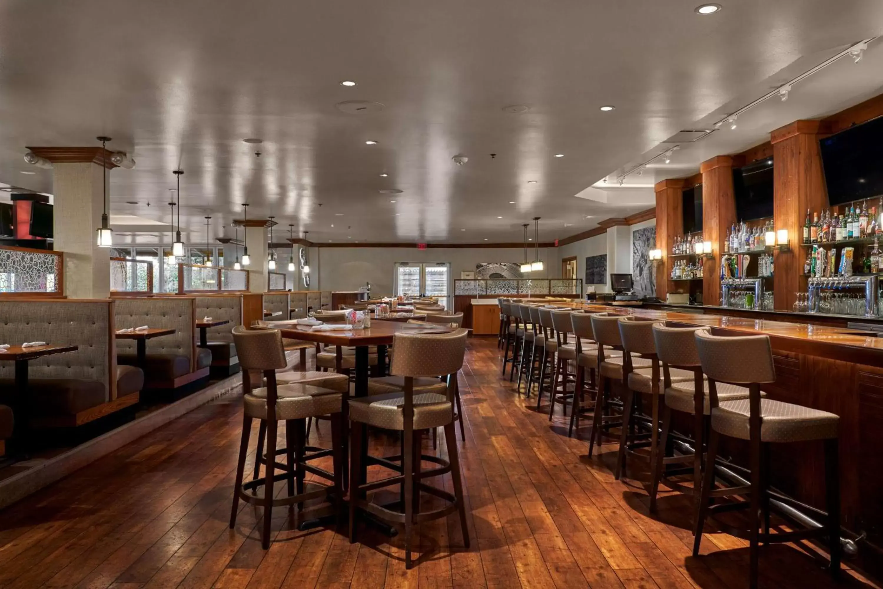 Lounge or bar, Restaurant/Places to Eat in DoubleTree by Hilton Hotel Dallas - Love Field