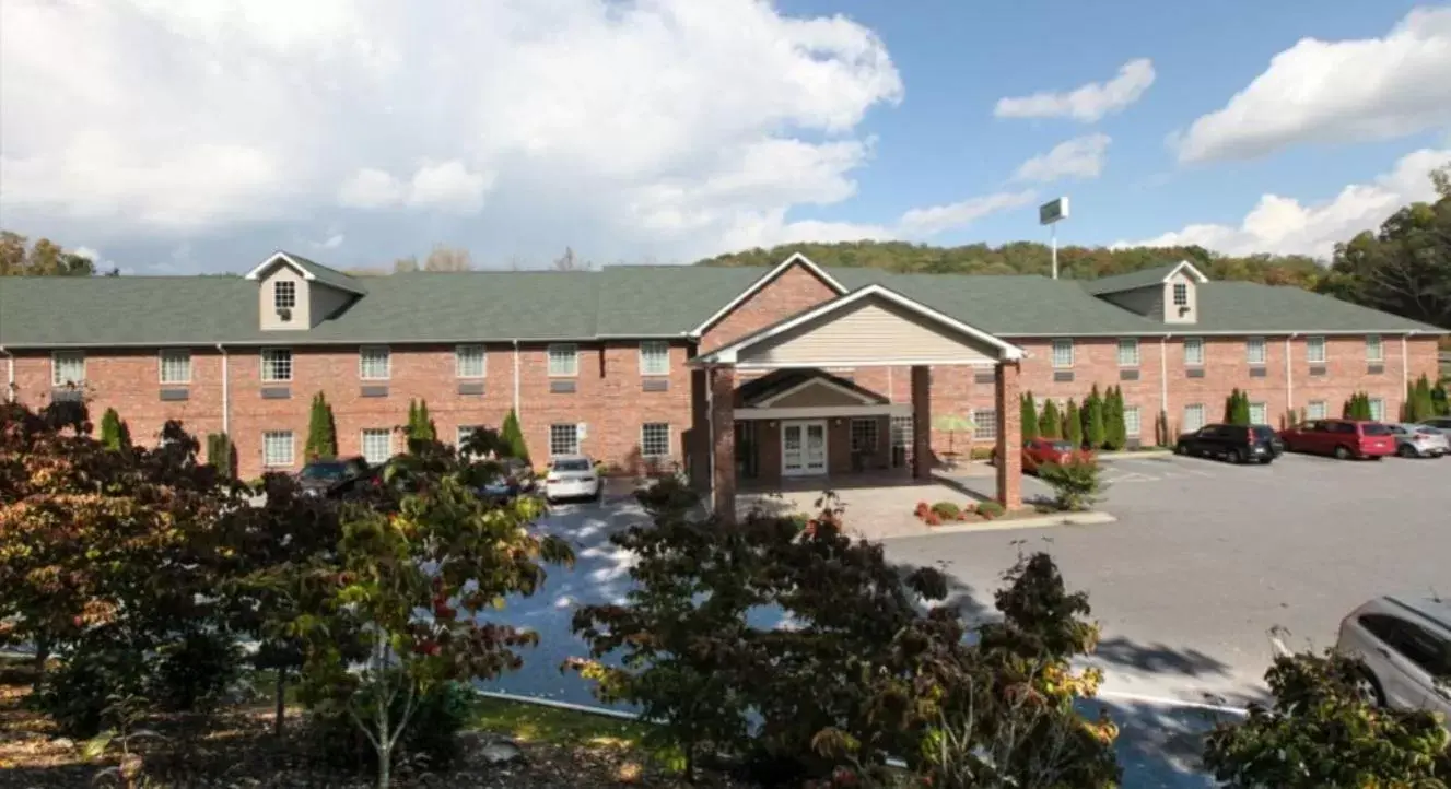 Facade/entrance, Property Building in Mountain Inn & Suites Airport - Hendersonville