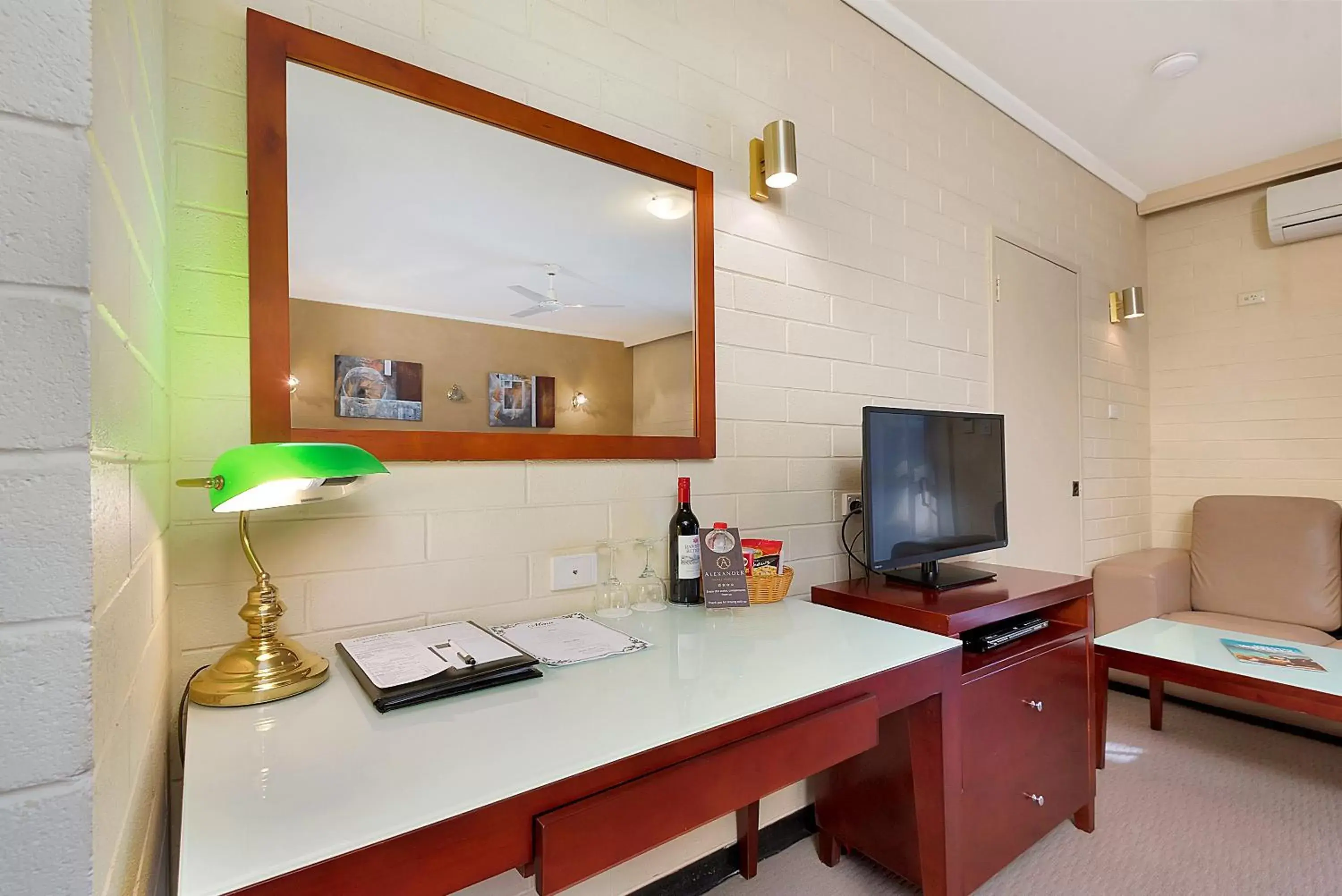 Bedroom, Kitchen/Kitchenette in Comfort Inn Whyalla