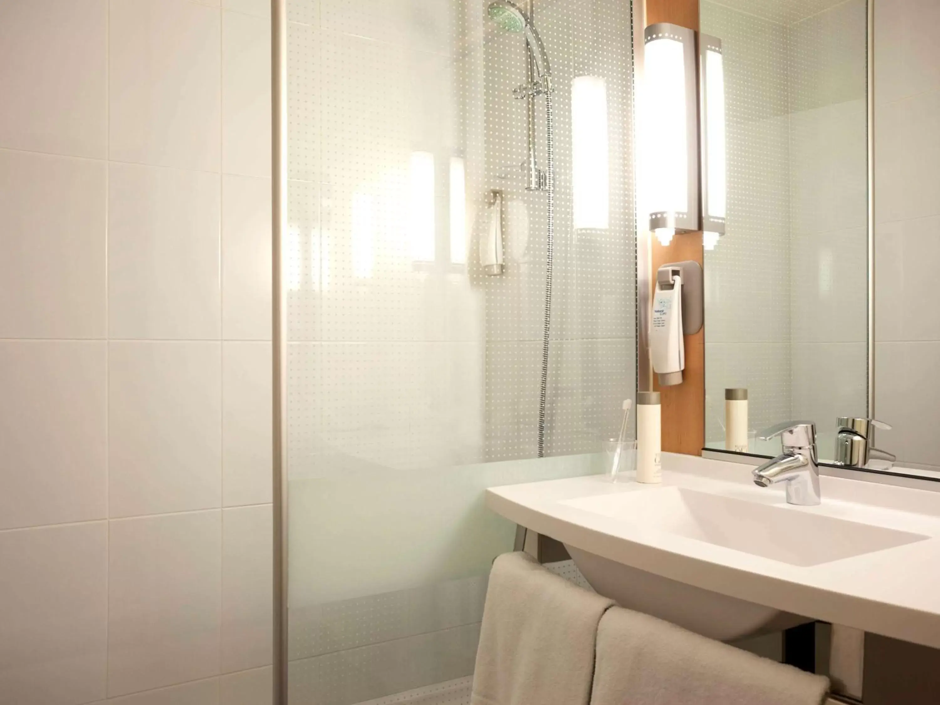 Photo of the whole room, Bathroom in ibis Biarritz Anglet Aéroport