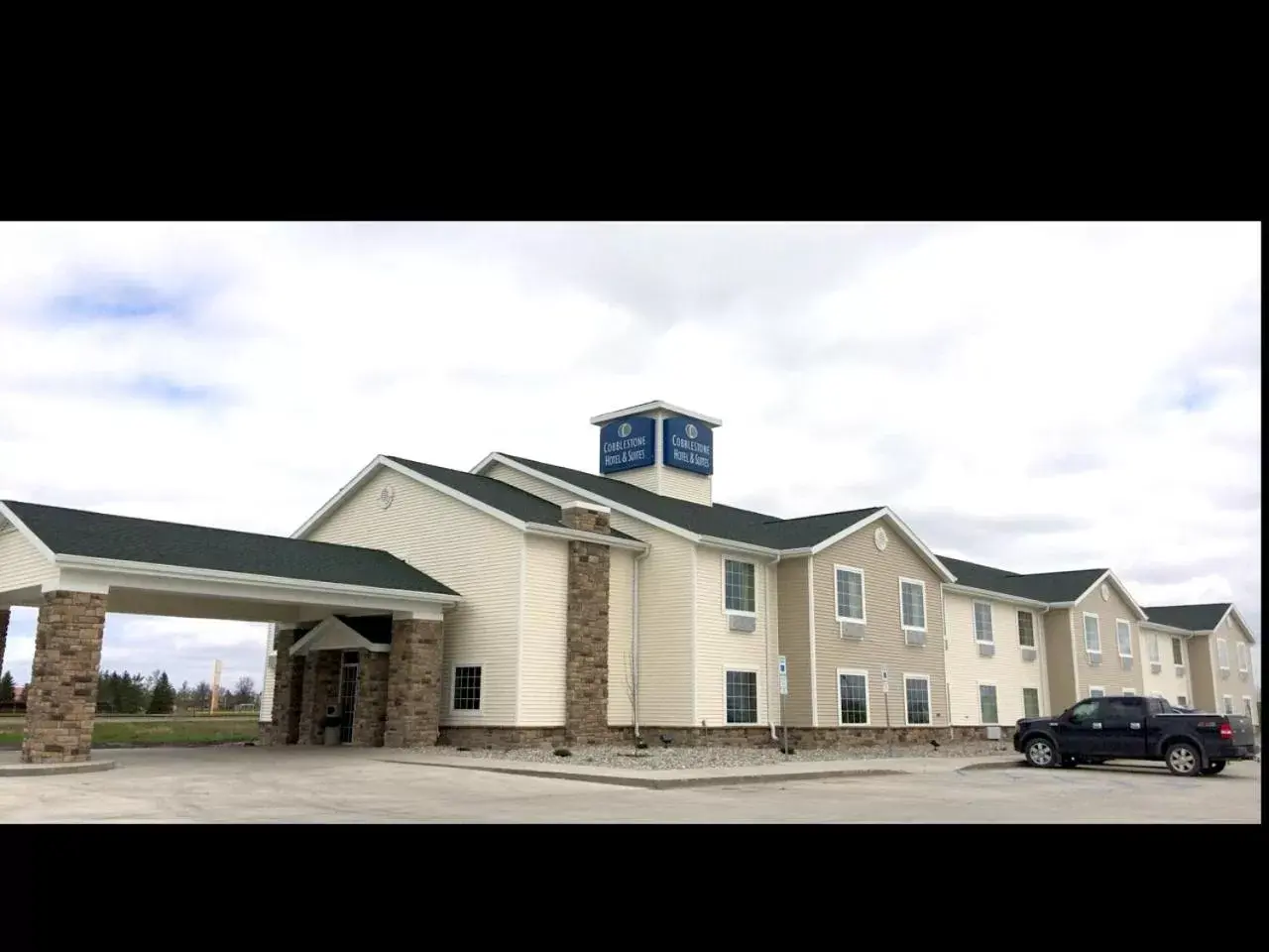 Facade/entrance, Property Building in Cobblestone Hotel and Suites - Crookston