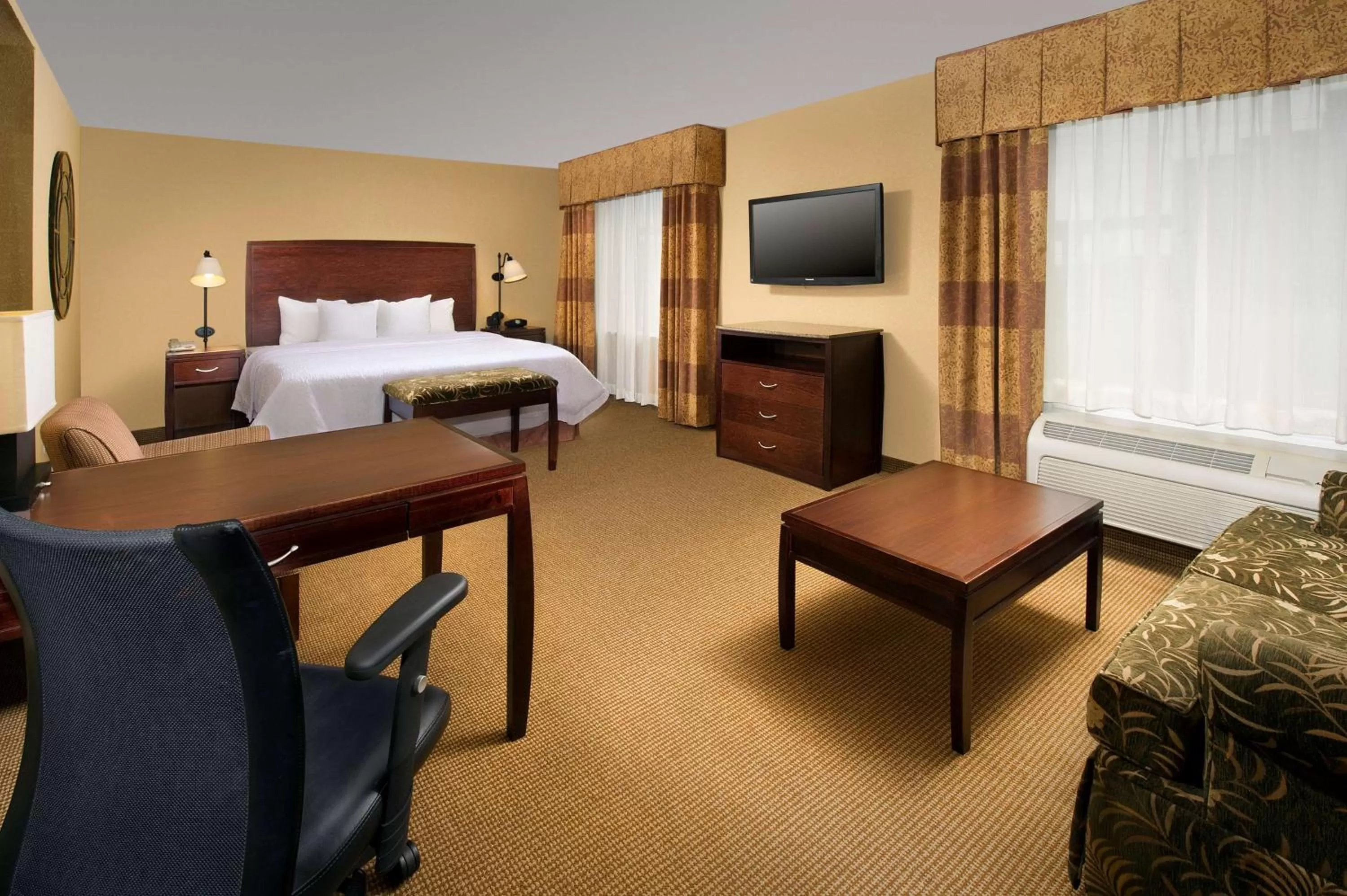 Bed in Hampton Inn and Suites San Antonio Airport