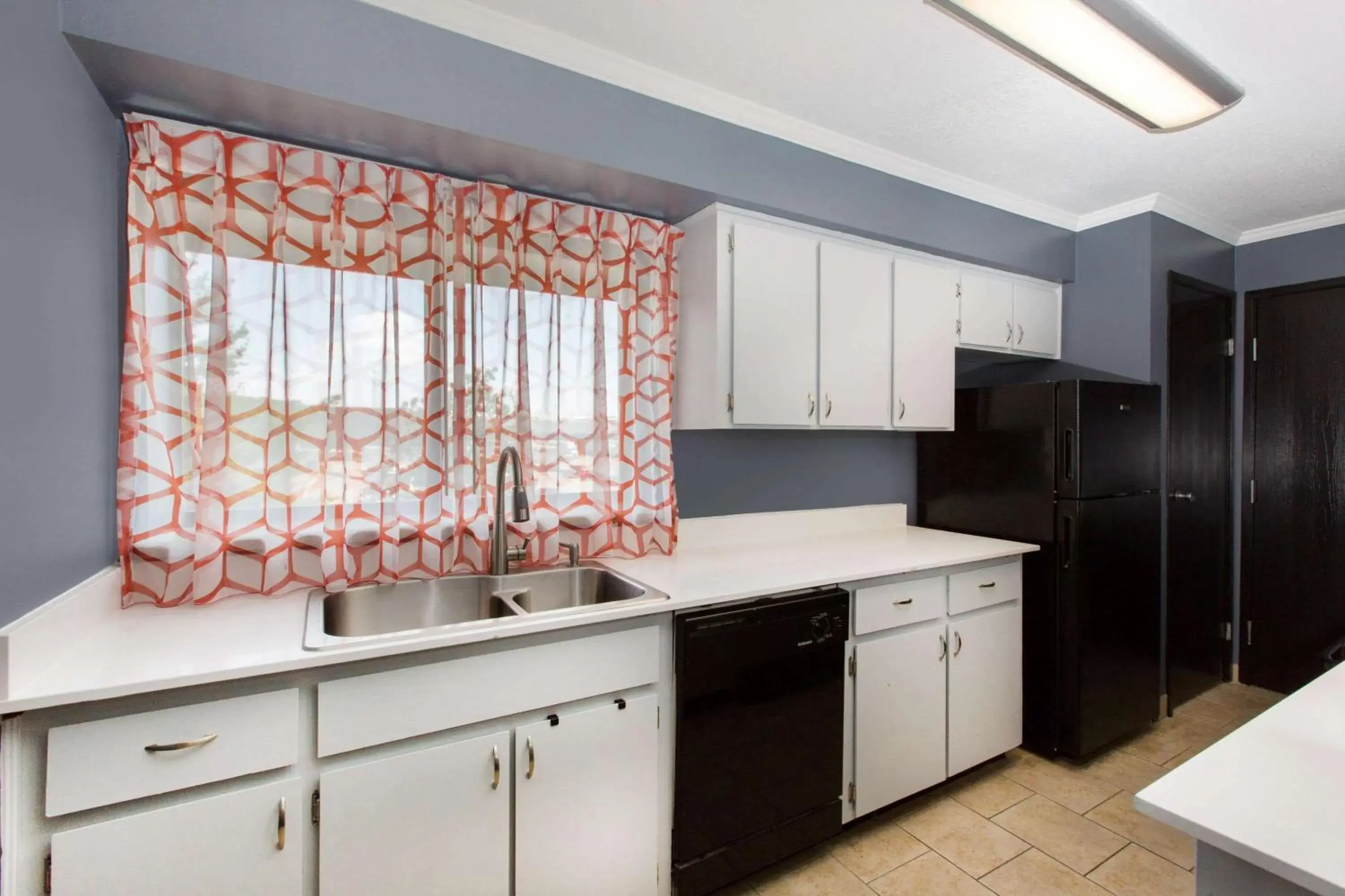 Kitchen or kitchenette, Kitchen/Kitchenette in La Quinta by Wyndham Goodlettsville - Nashville