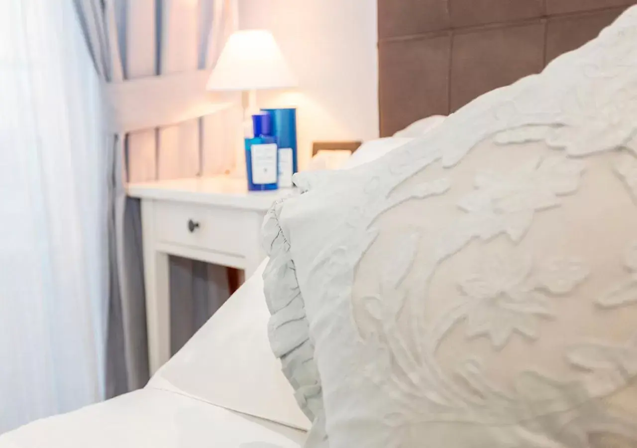 Deluxe Double Room with Balcony in B&B Vico Milano 18 Deluxe Double Room with Balcony in B&B Vico Milano 18