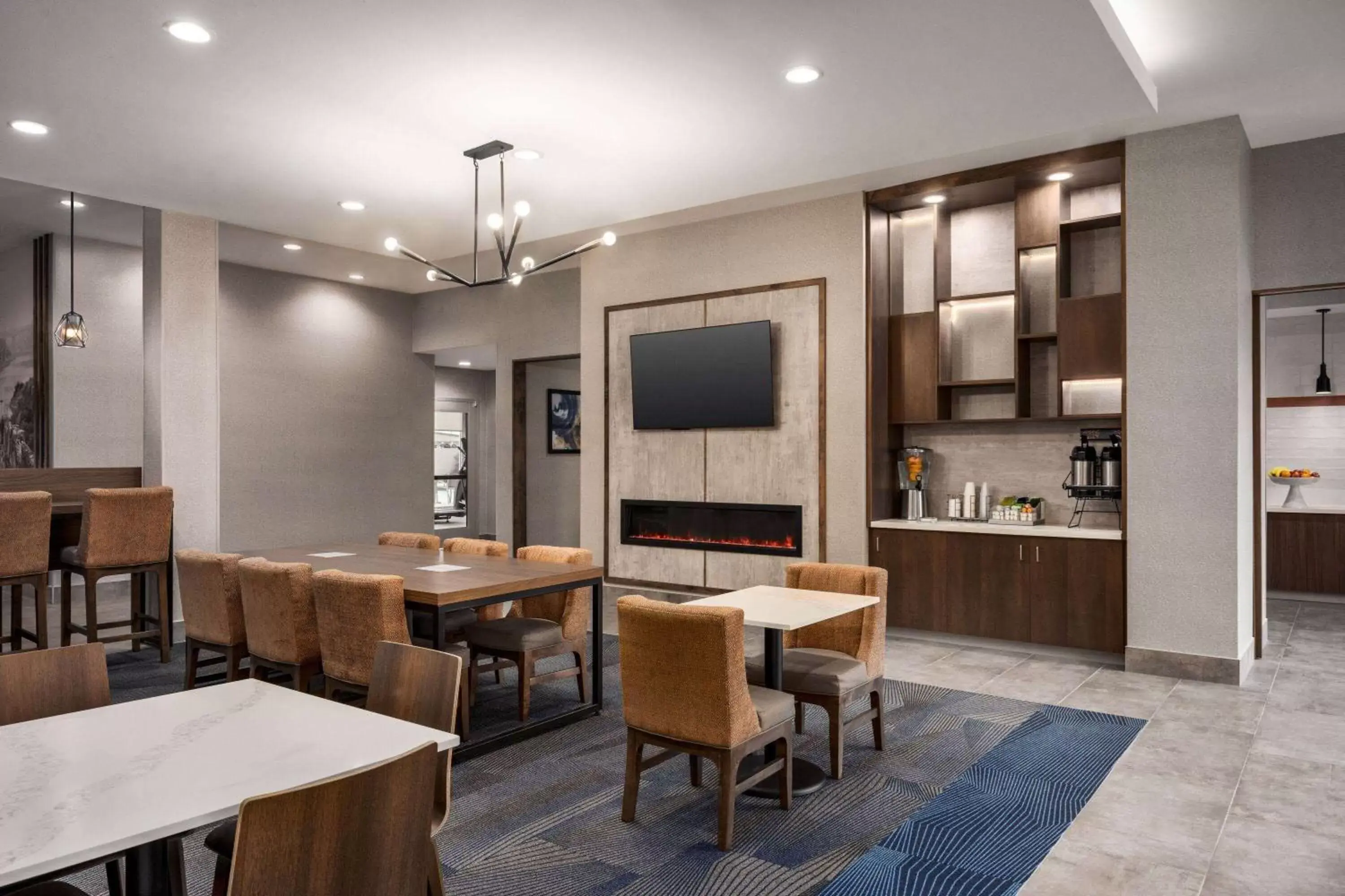 Communal lounge/ TV room, Restaurant/Places to Eat in La Quinta Inn & Suites by Wyndham Del Rio