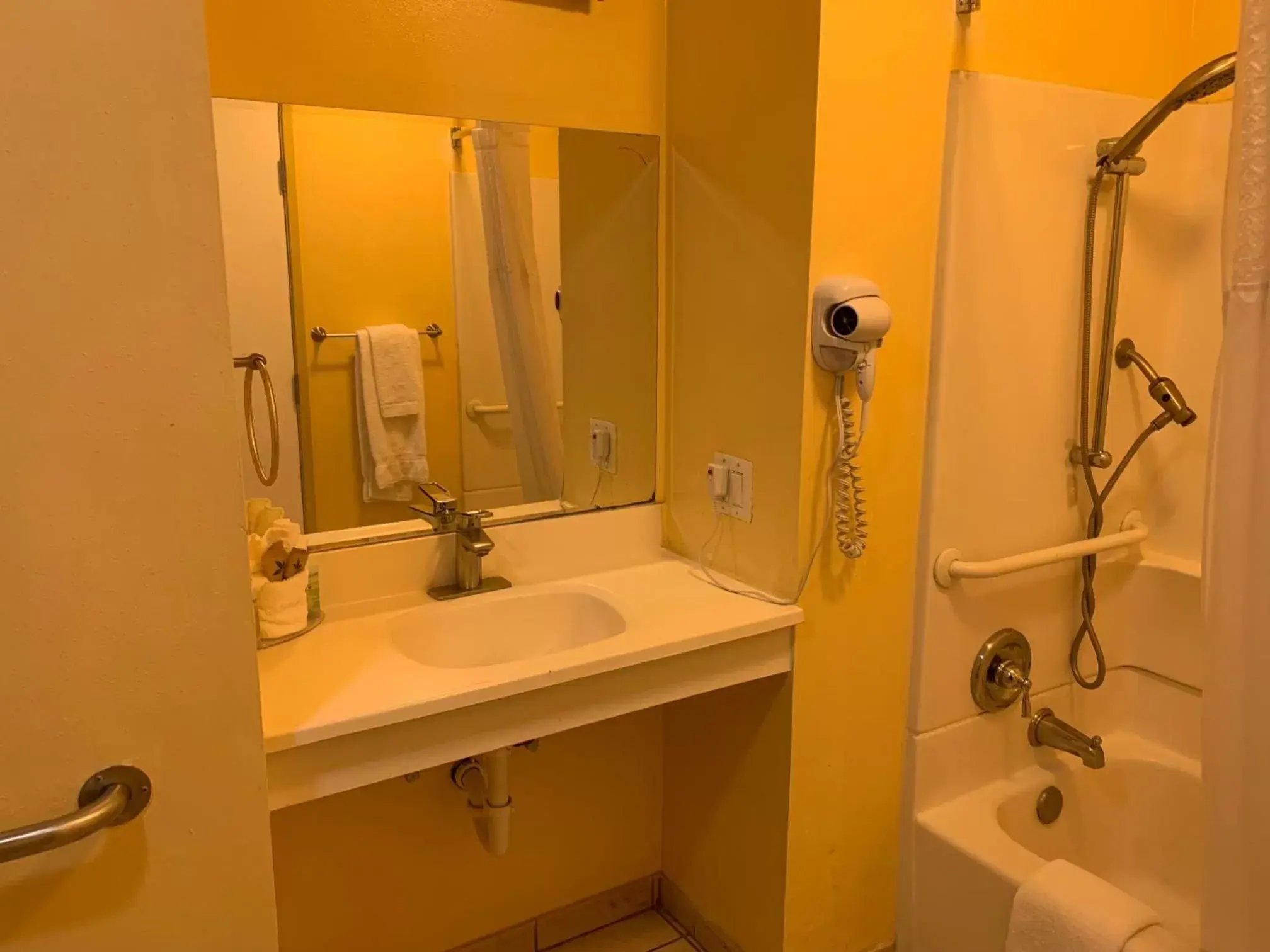 Bathroom in Oasis Inn and Suites