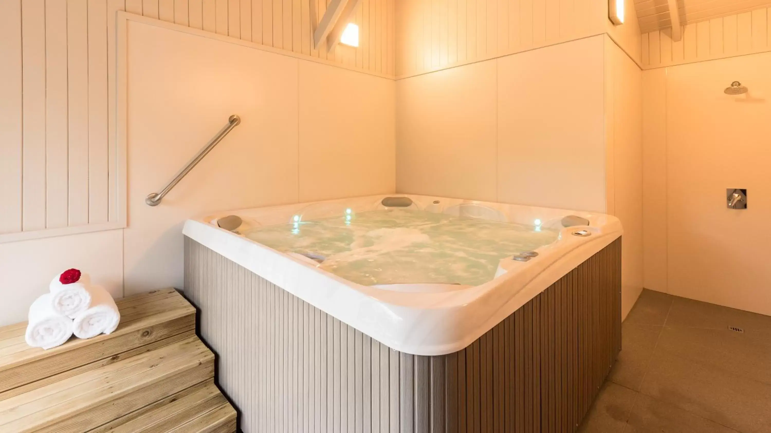 Hot Tub, Spa/Wellness in Copthorne Hotel & Resort Lakefront Queenstown
